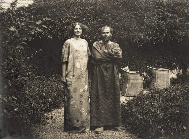 Gustav Klimt and Emilie Floege in a dress with floral pattern in the garden of the Oleander villa in Kammer at the Attersee lake.