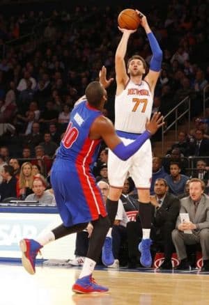 Knicks' Andrea Bargnani really, *really* cannot dunk from that far