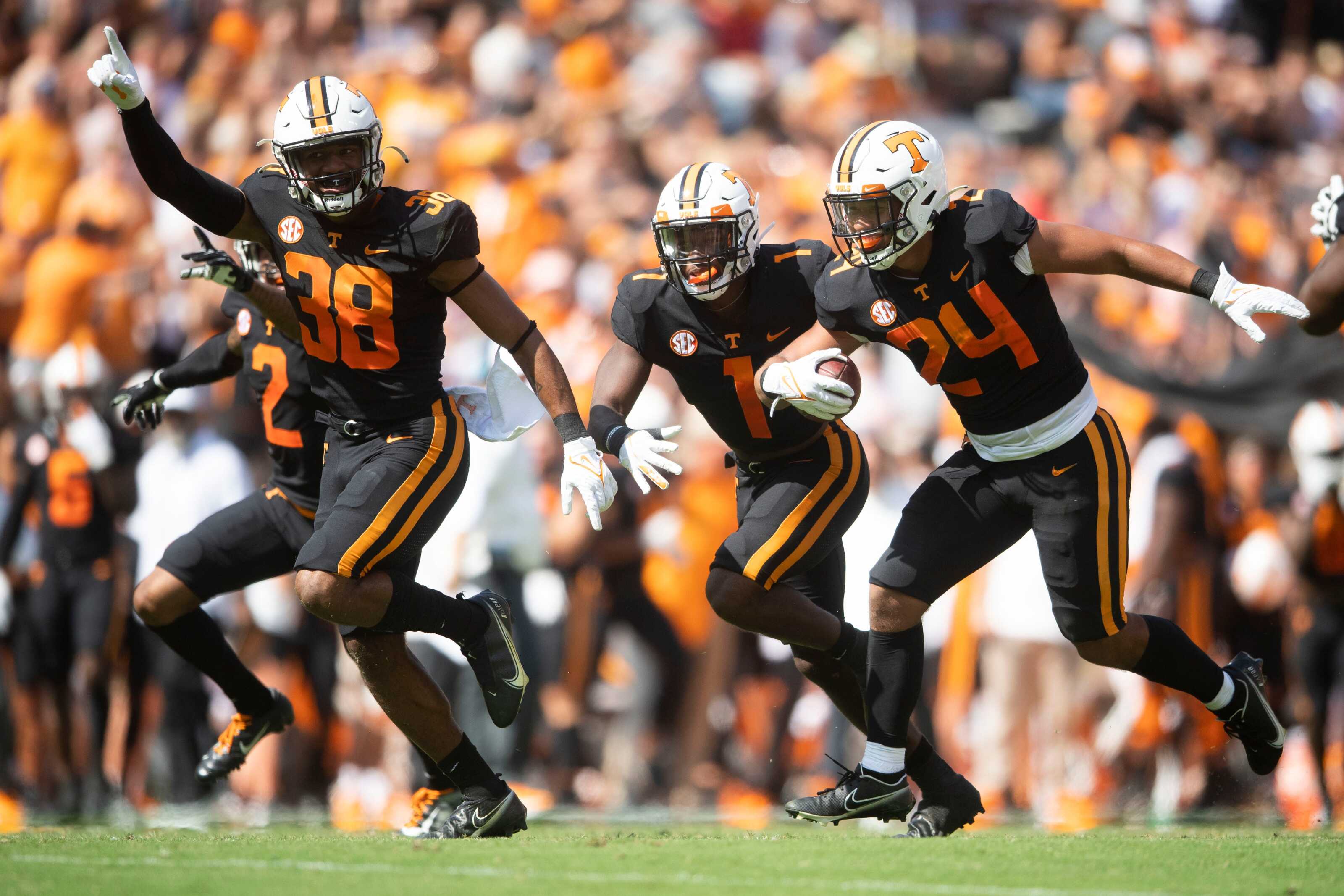 Why Tennessee football is wearing a new Smokey Grey uniform, Football
