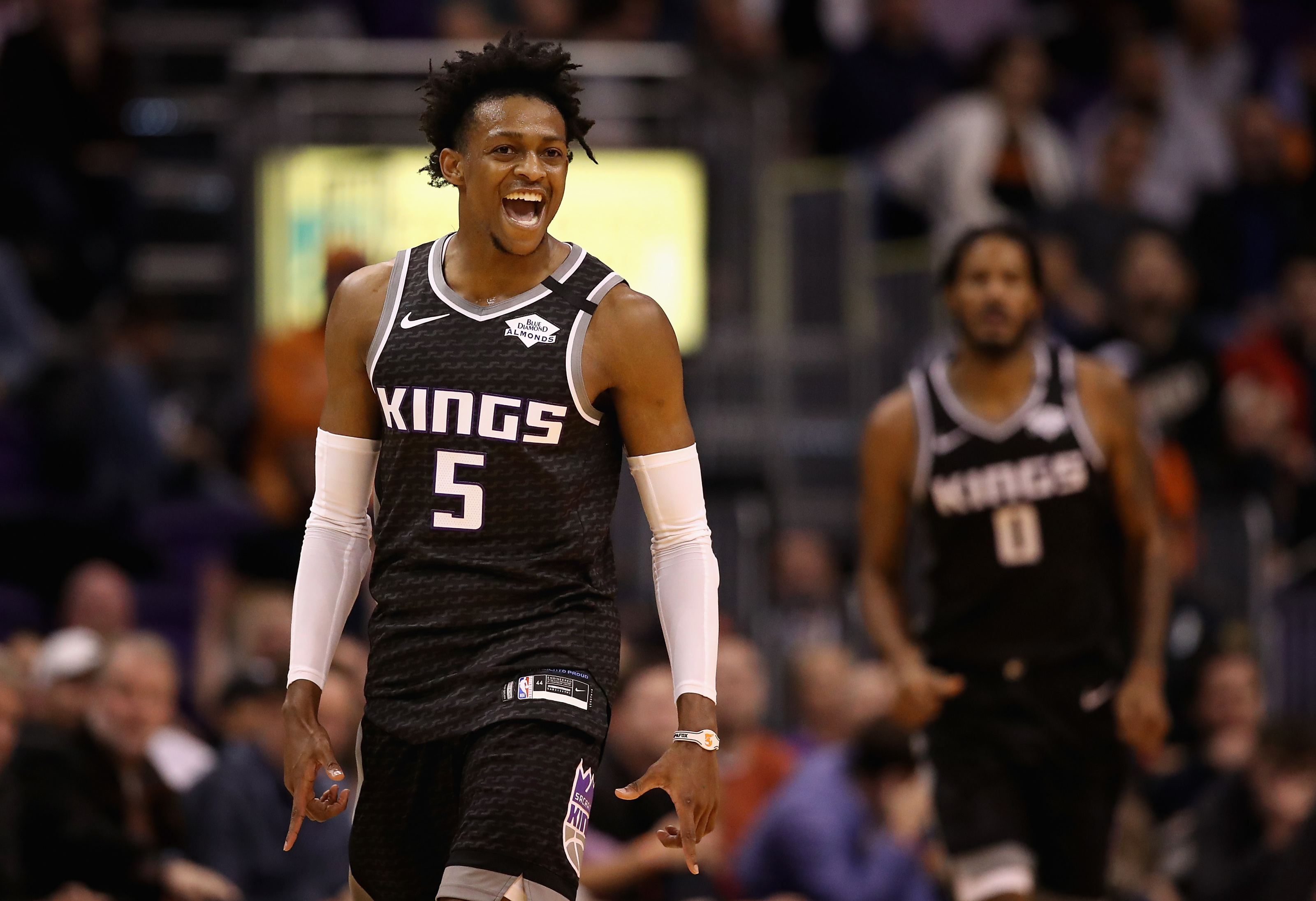 Kings' De'Aaron Fox starts Game 5 while dealing with fractured