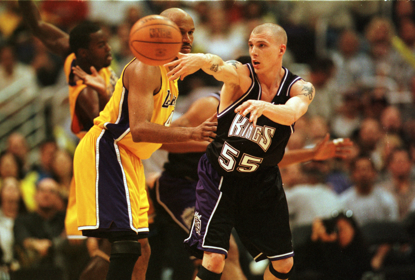 Jason Williams of the Sacramento Kings drives to the basket during
