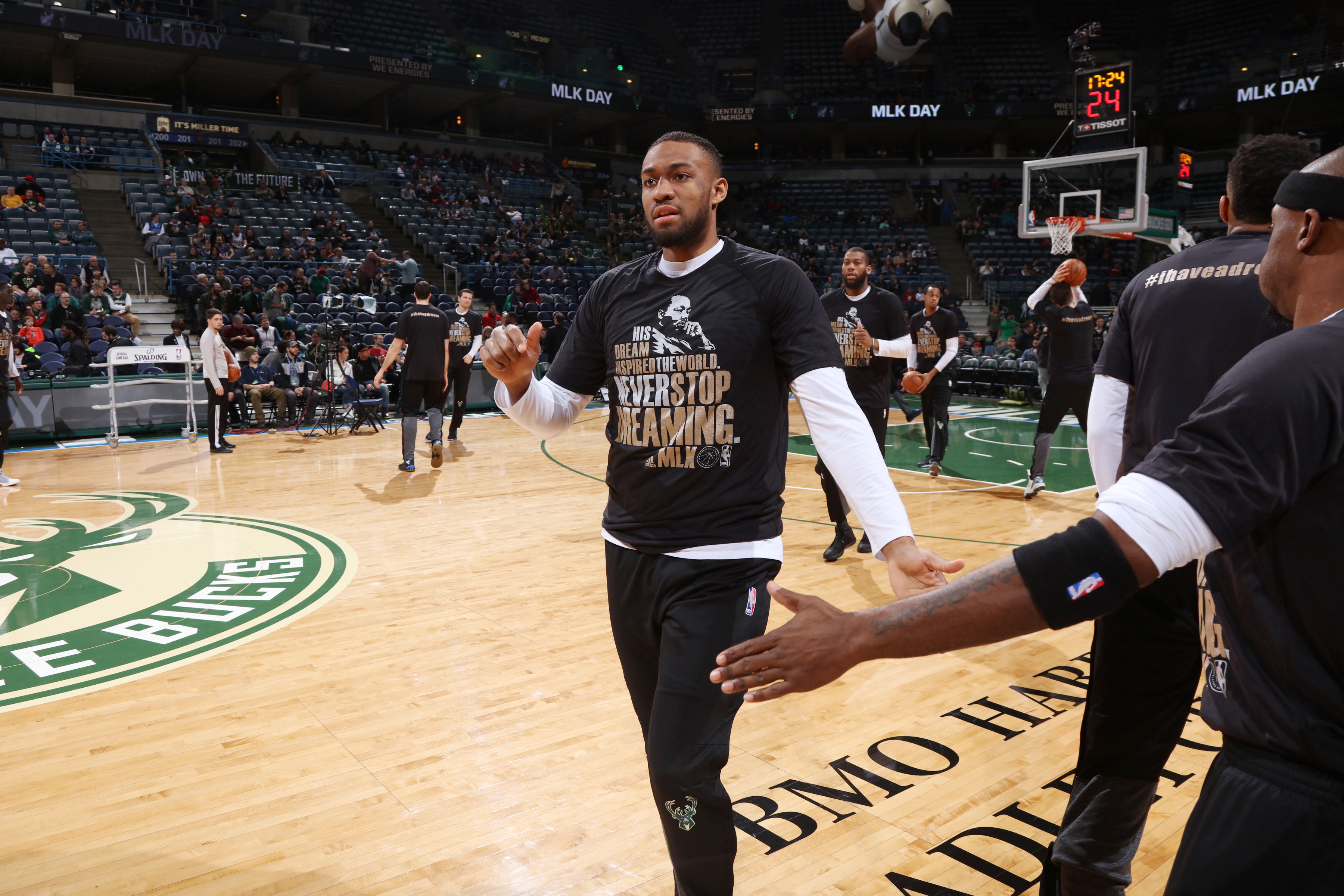 Jabari Parker leaves game with sprained knee (Video)