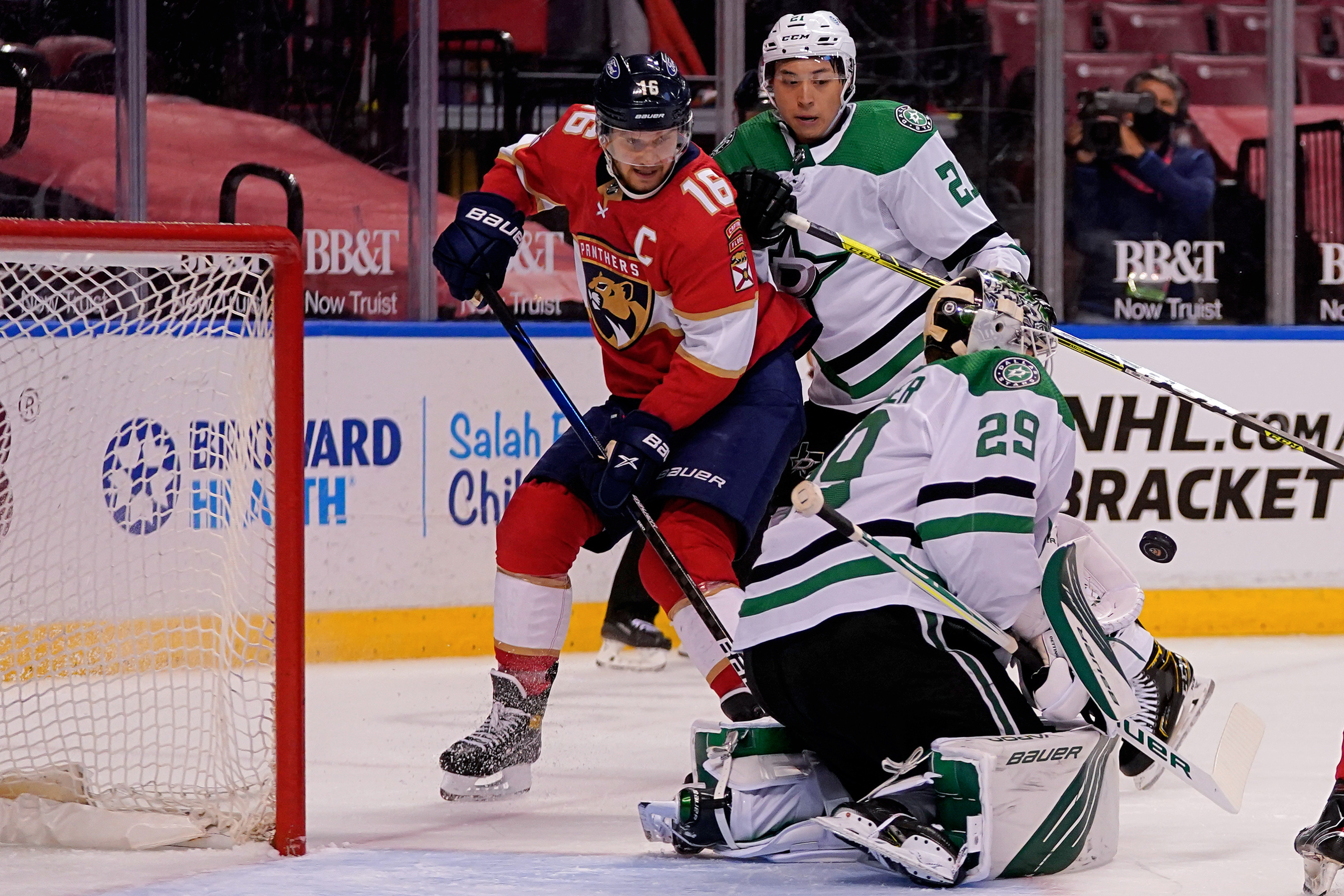 The Dallas Stars take on the Florida Panthers to start 2022