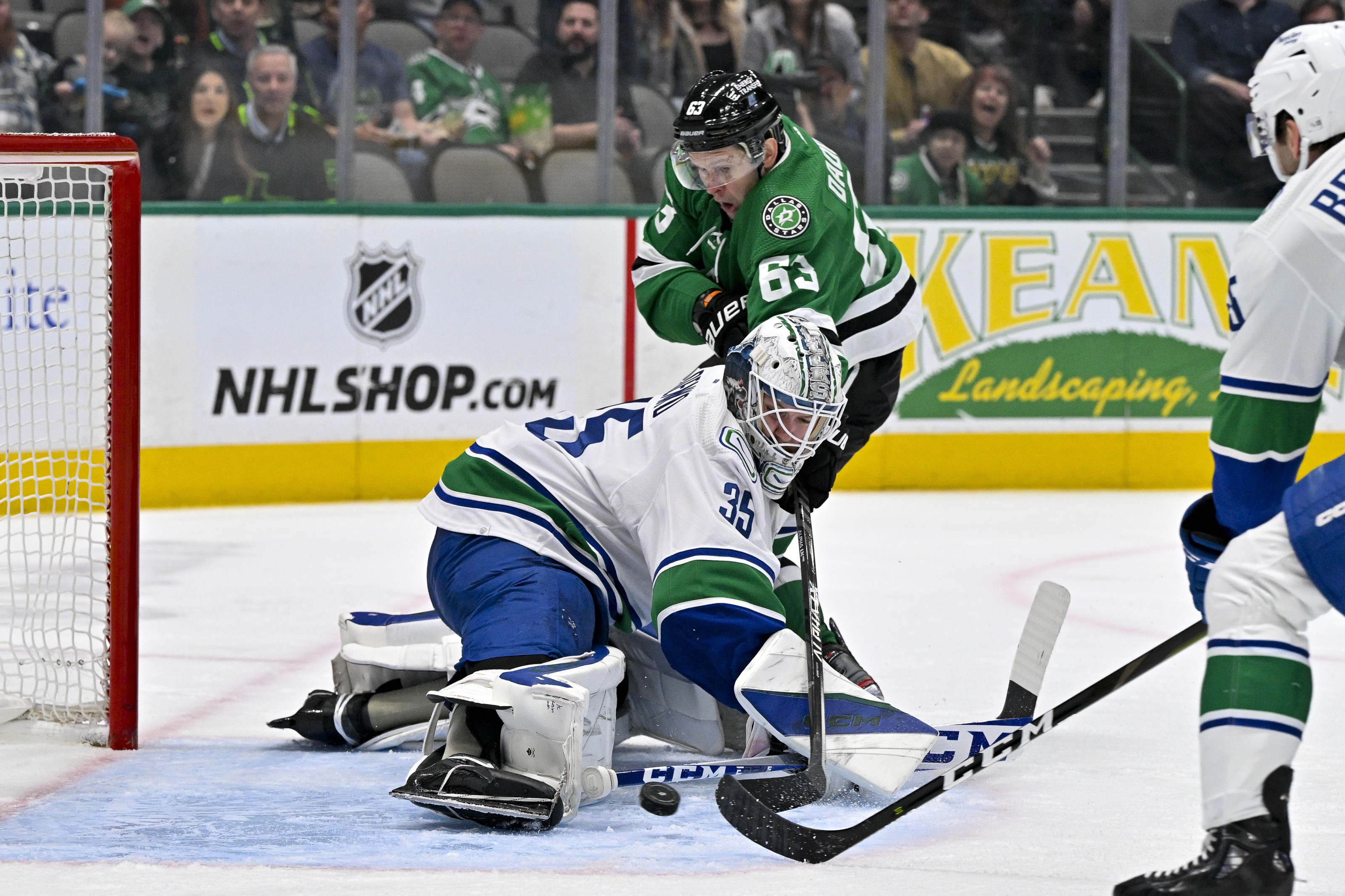 Canucks: Elias Pettersson is the star that Vancouver needs right now