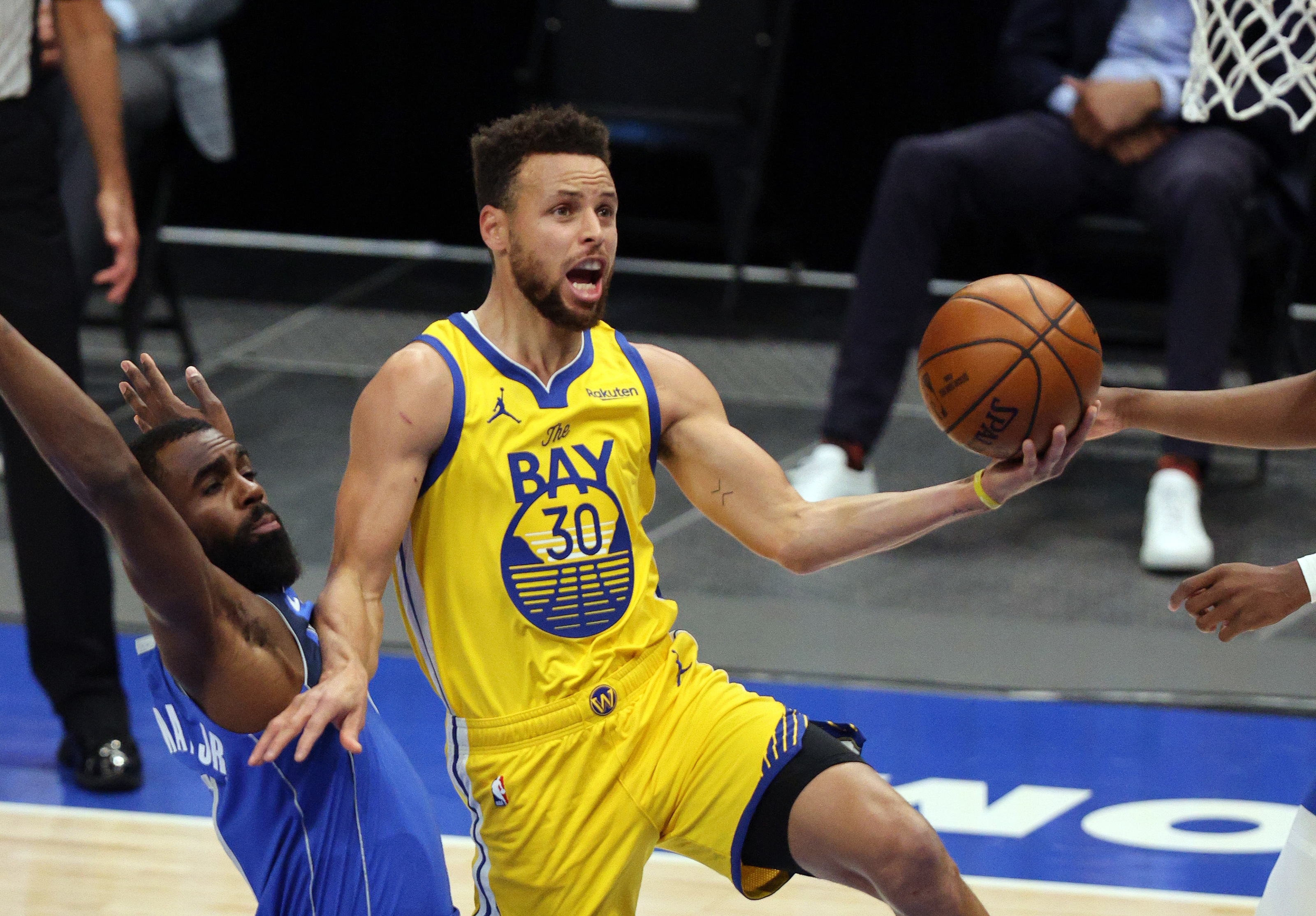 Curry's shot doesn't fall, dropping Warriors' streak