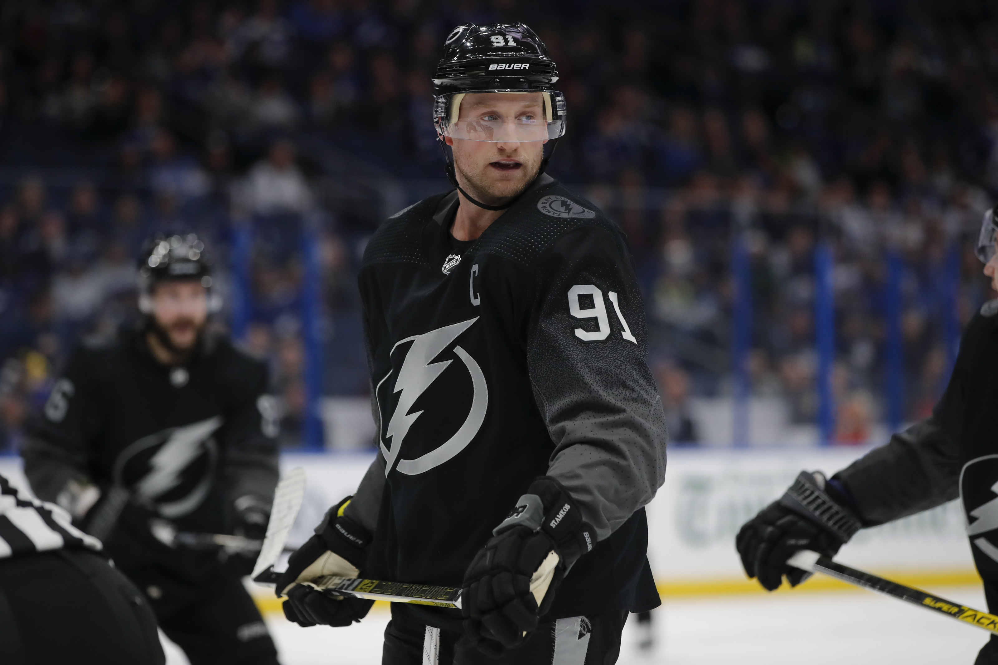 Steven Stamkos decides to stay with Lightning
