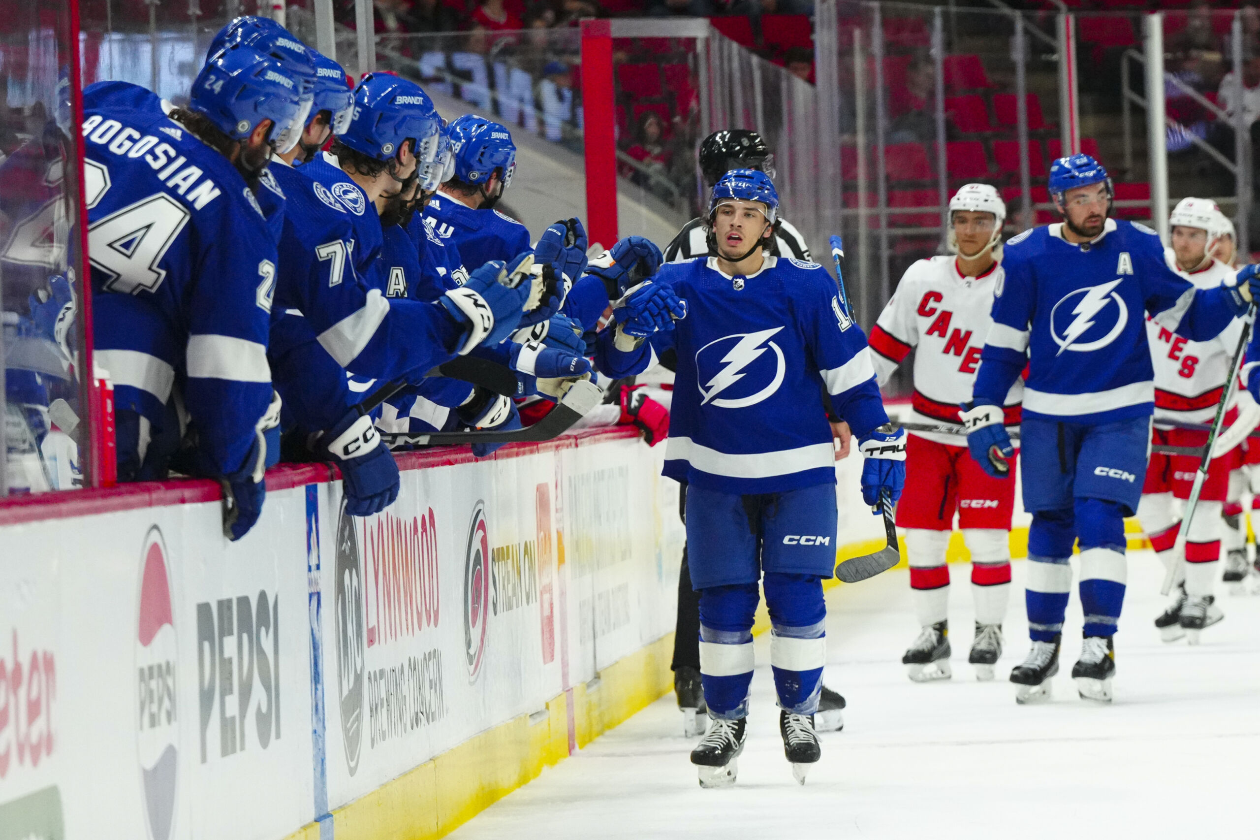 NHL -- Tampa Bay Lightning step up with big win in first game