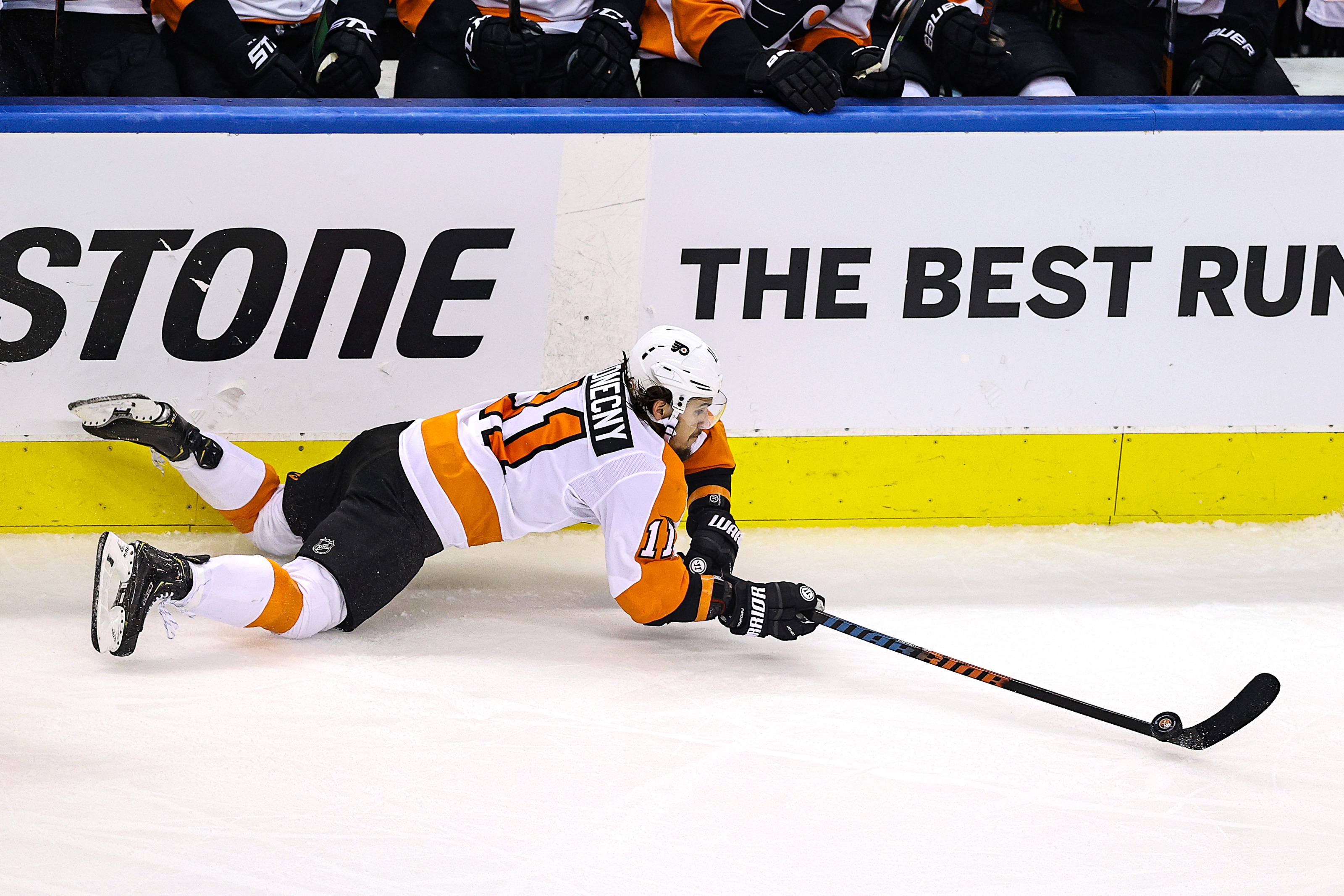 Flyers' Travis Konecny exits game with injury after MacKenzie