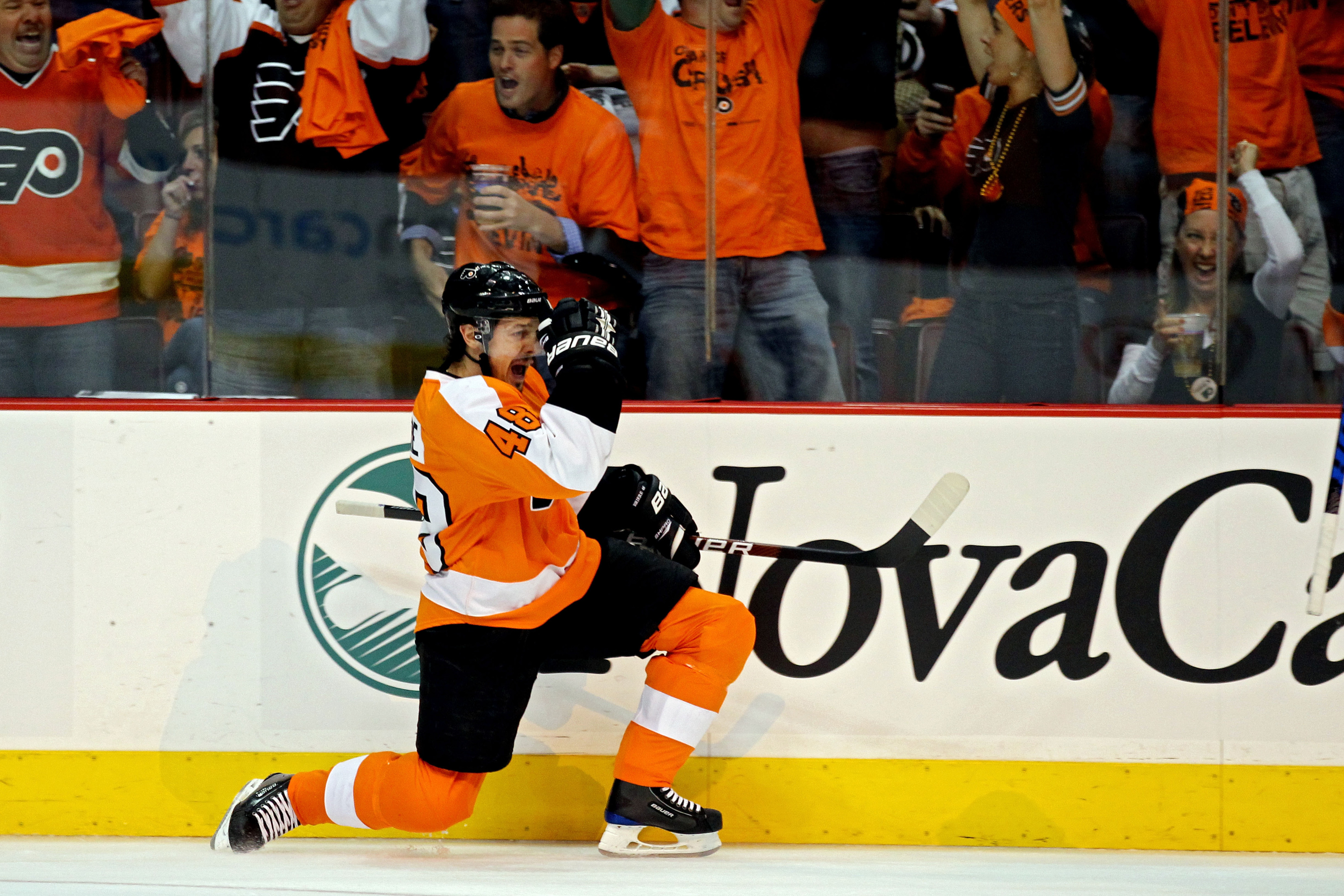 Danny Briere scores in OT to get the win for the Flyers.
