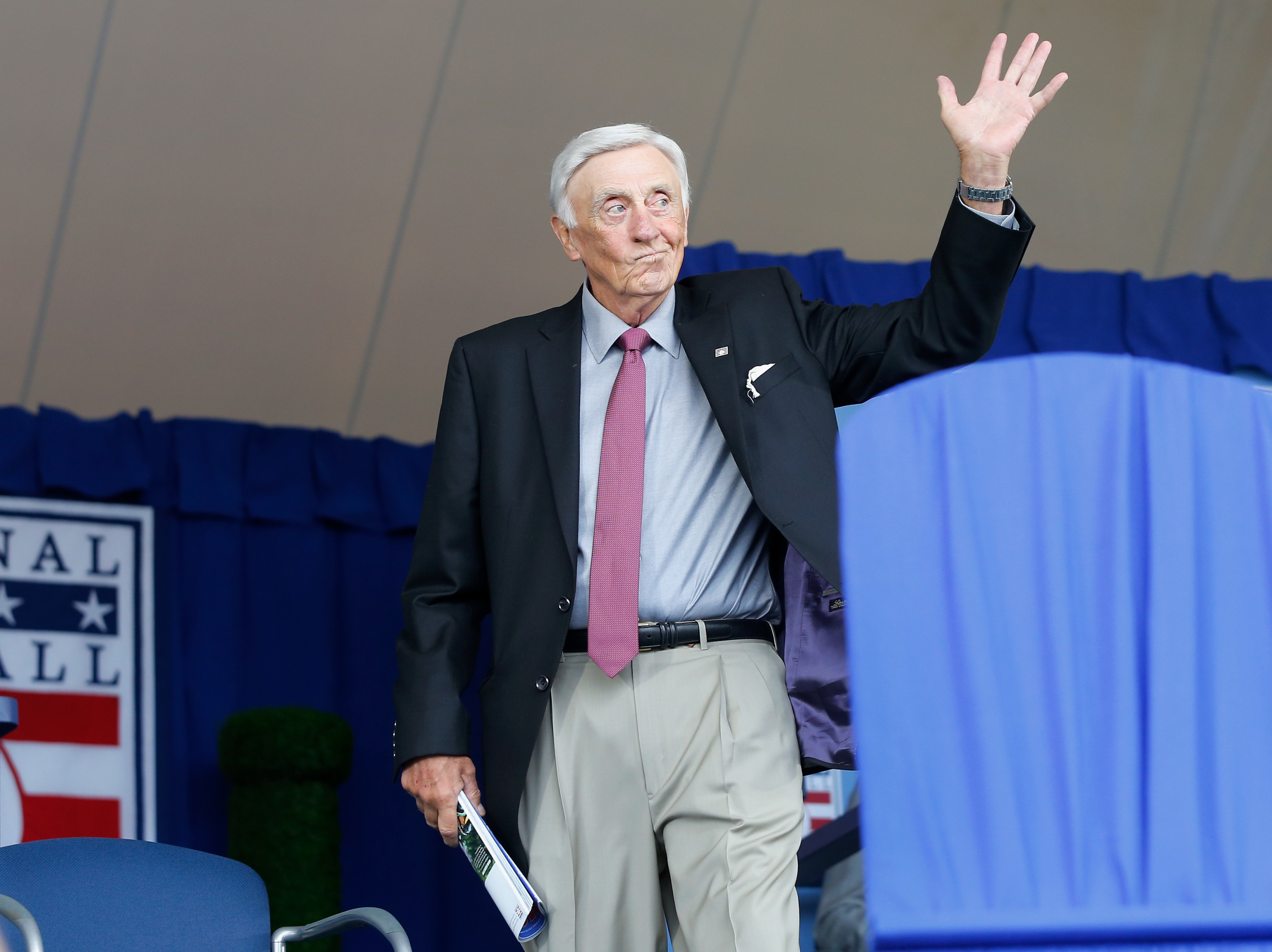 Phil Niekro, Hall of Fame pitcher and knuckleball master, dies at