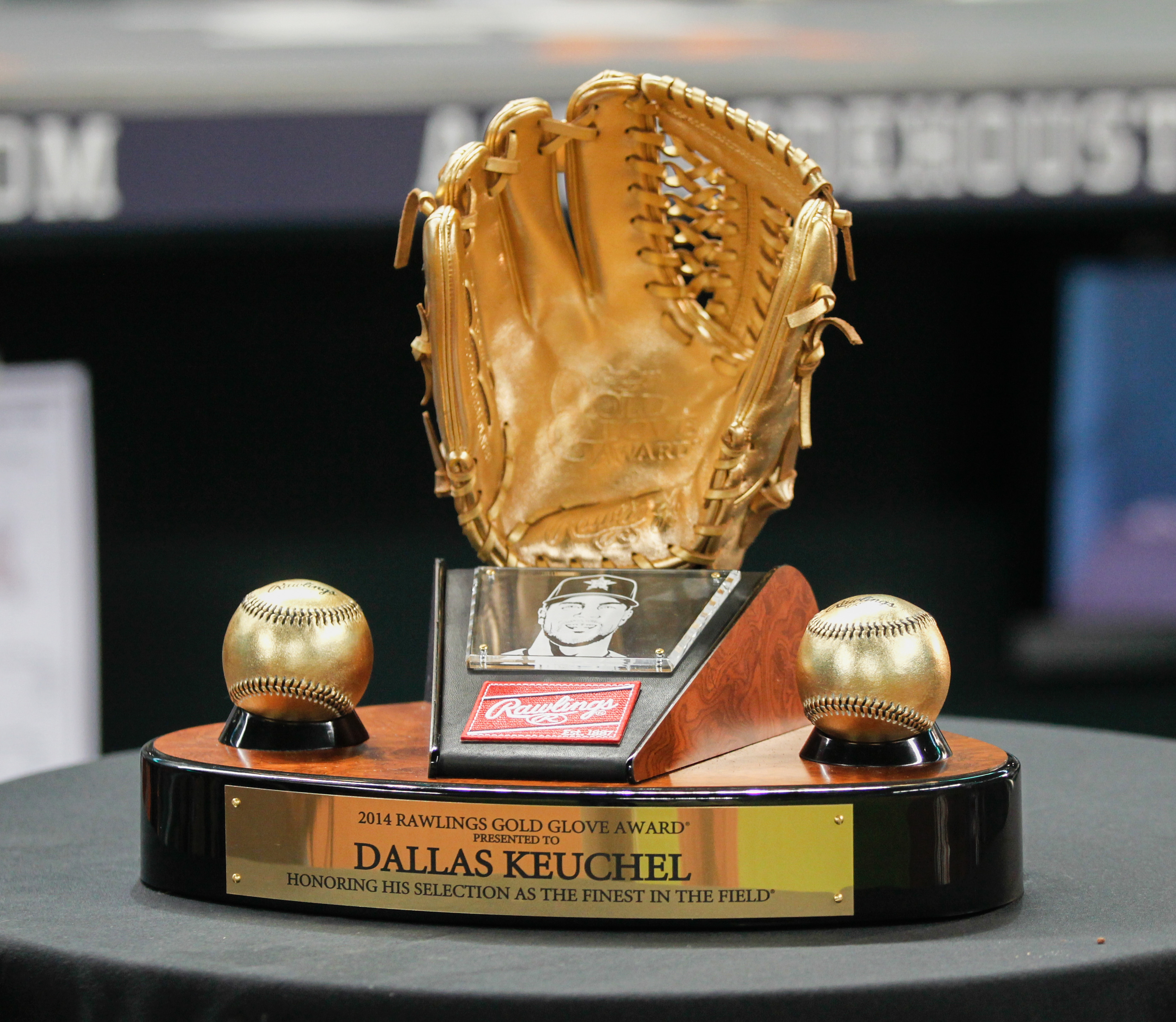 Astros SS Jeremy Peña wins historic Gold Glove Award