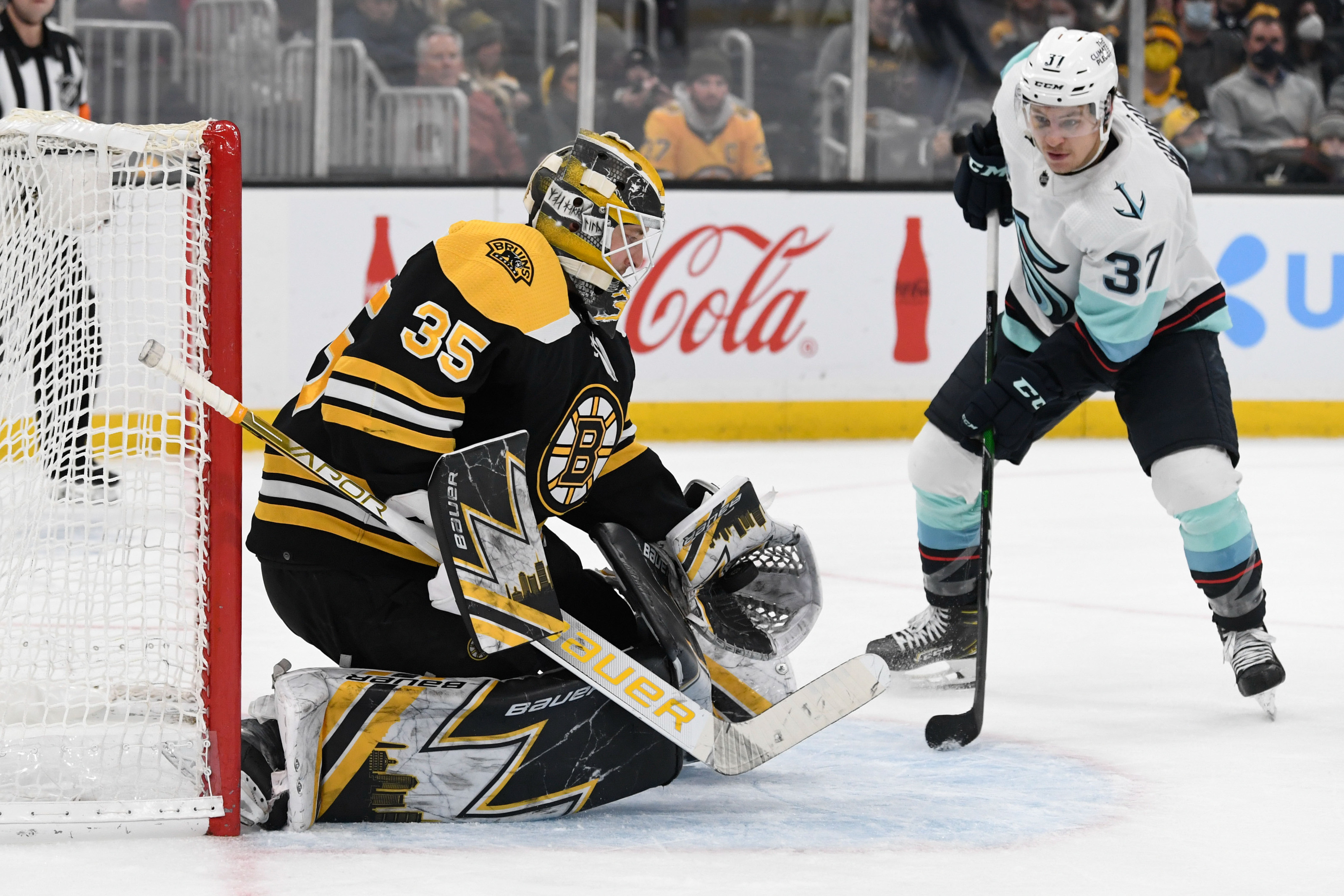 Boston Bruins Sign Linus Ullmark to 4-Year Deal