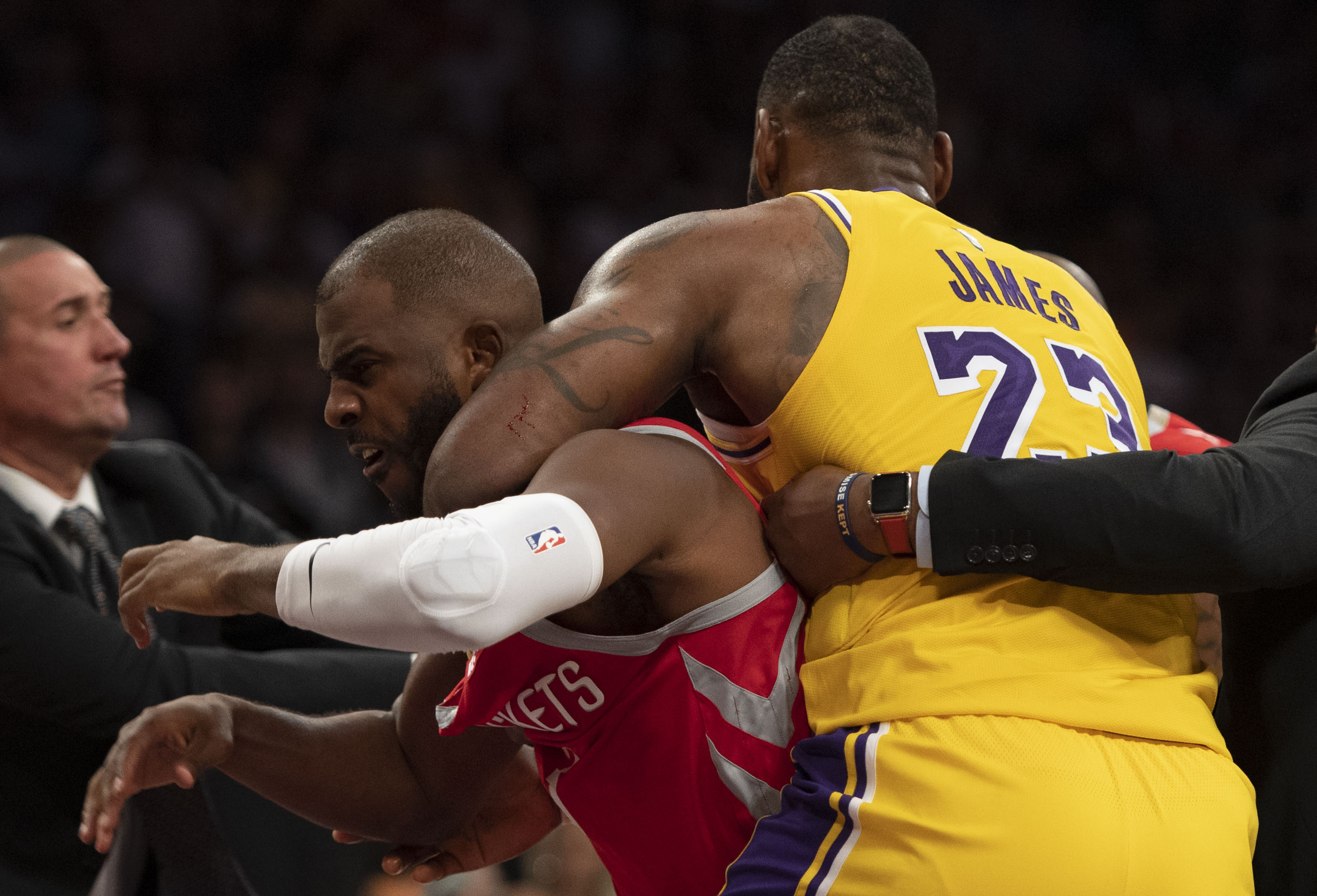 Chris Paul breaks third metacarpal, leaves Clippers game vs