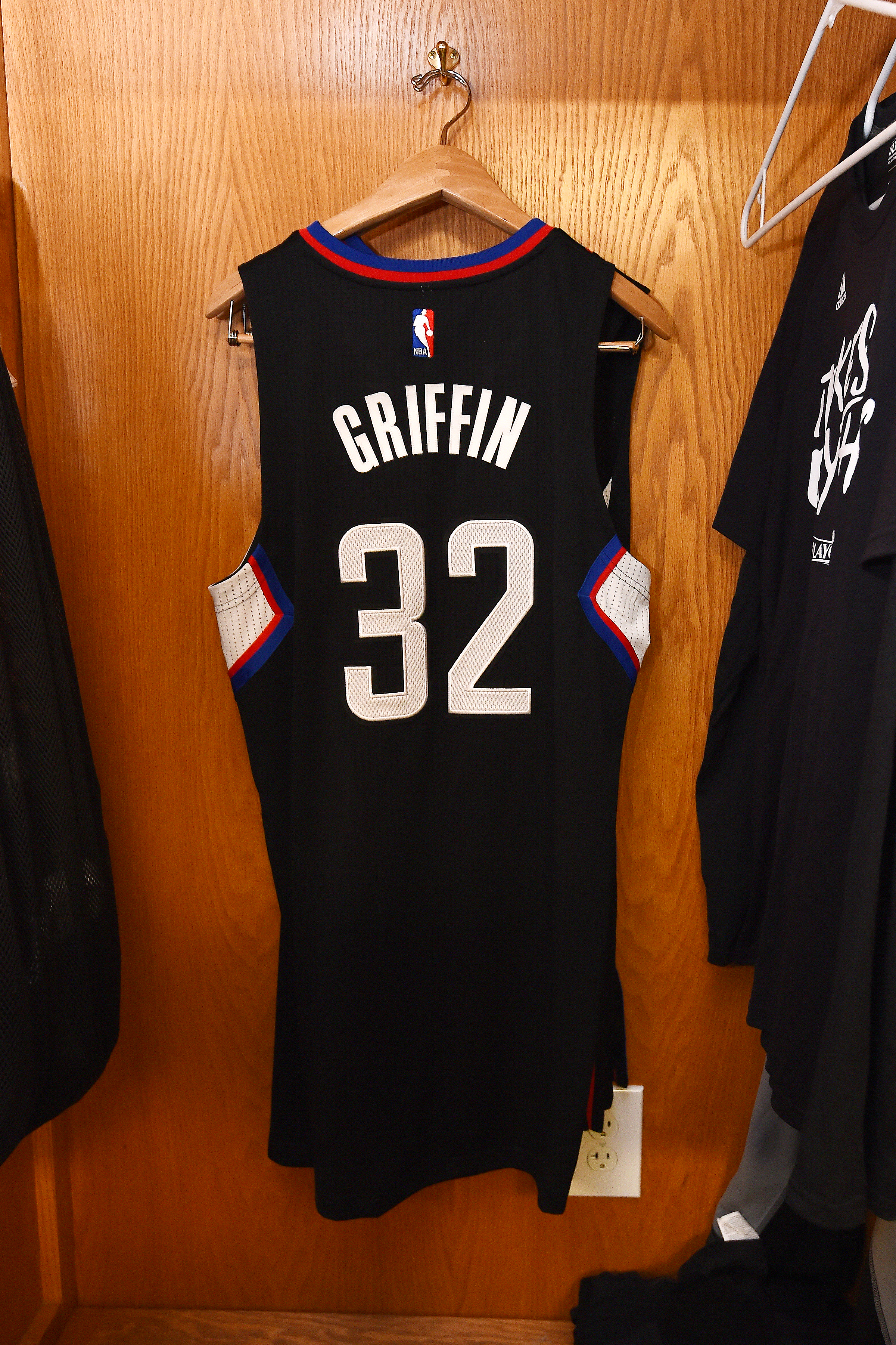 LA Clippers Officially Unveil Sleeved Alternate Jersey