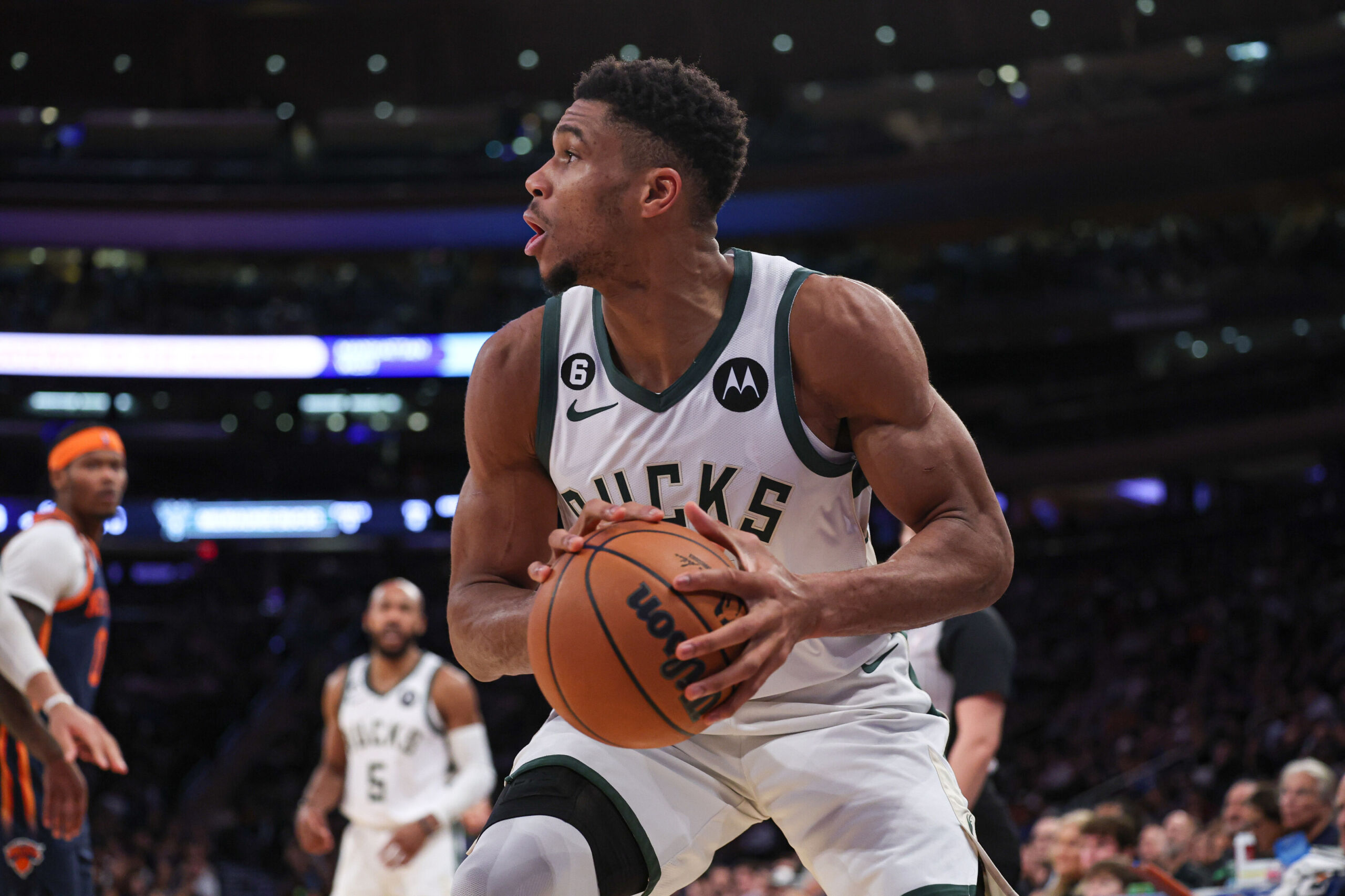 Giannis with a no-look pass in return for Bucks in NBA Playoffs