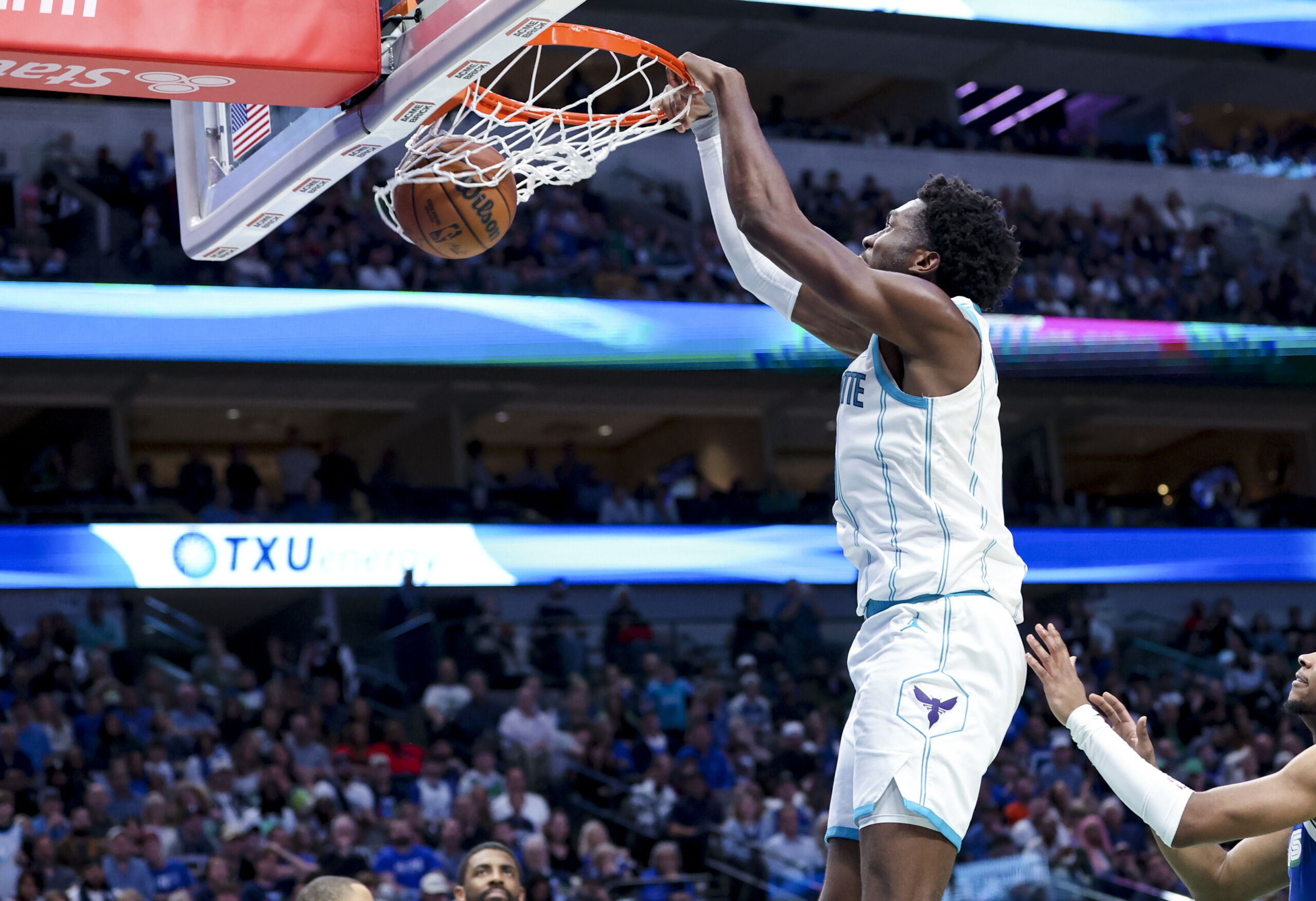 Charlotte Hornets' Mark Williams (5) goes up to dunk the ball as