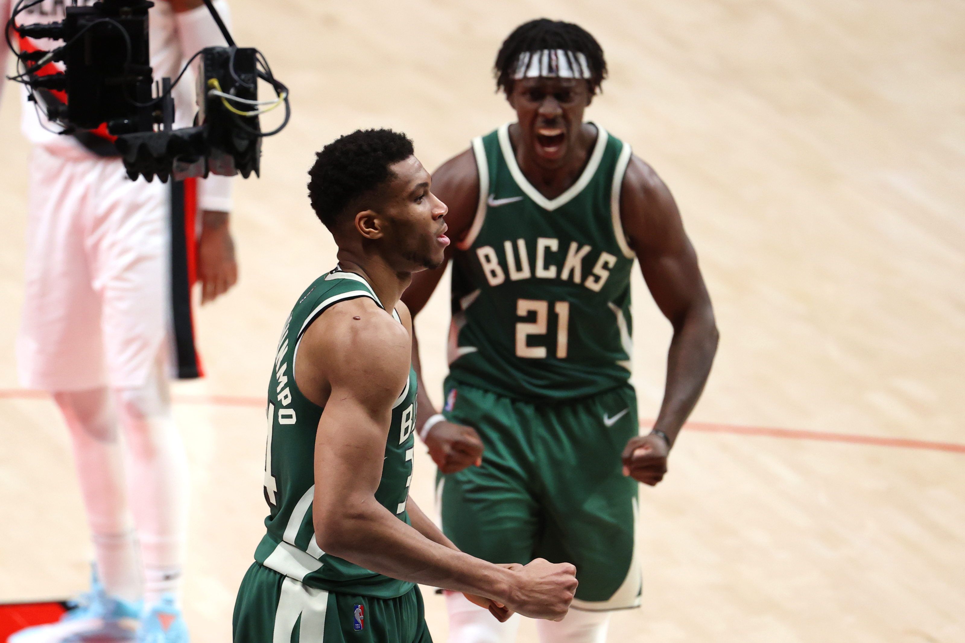 Holiday, Bucks agree to four-year, $160 million extension