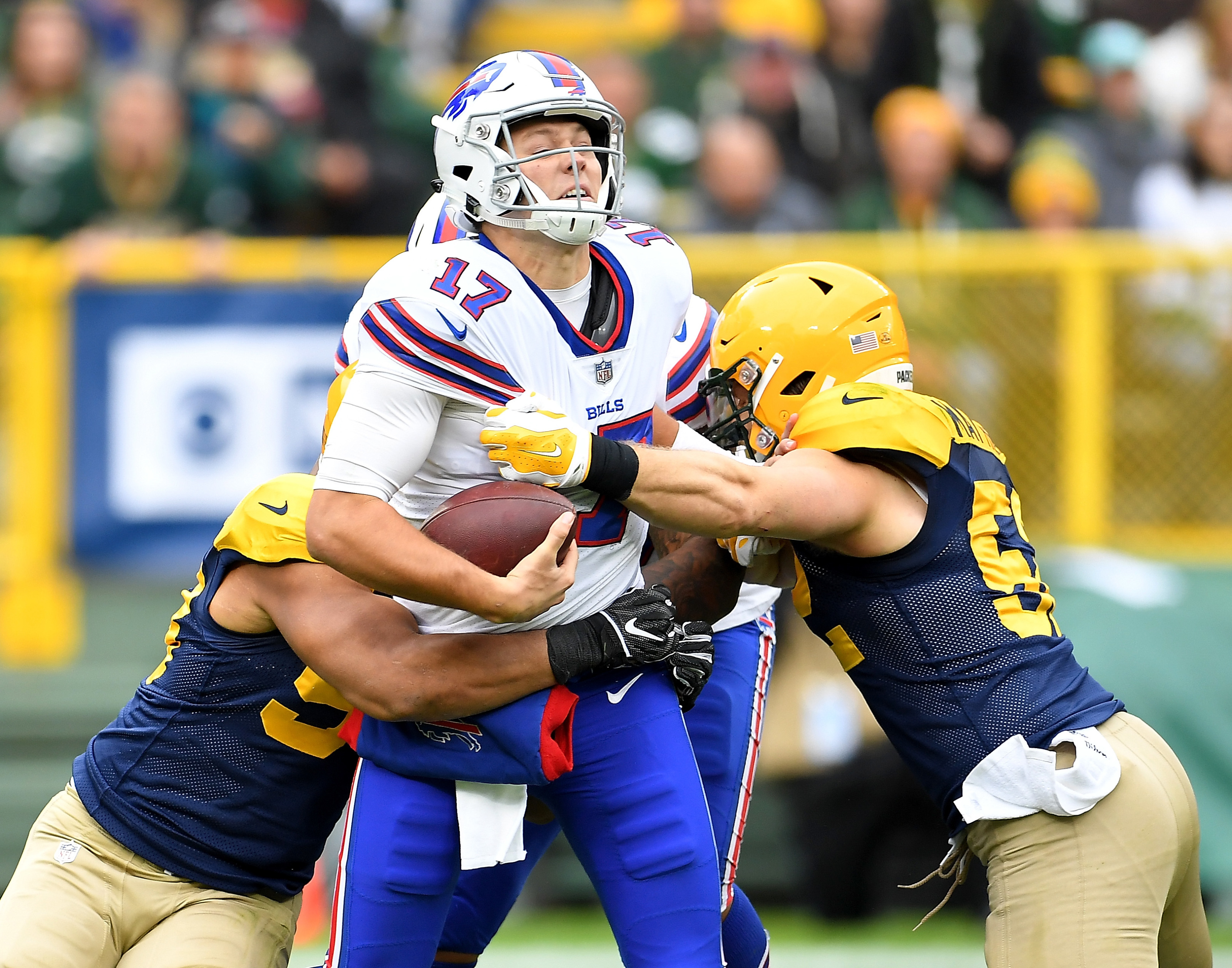 Green Bay Packers defense shines while offense falls flat against