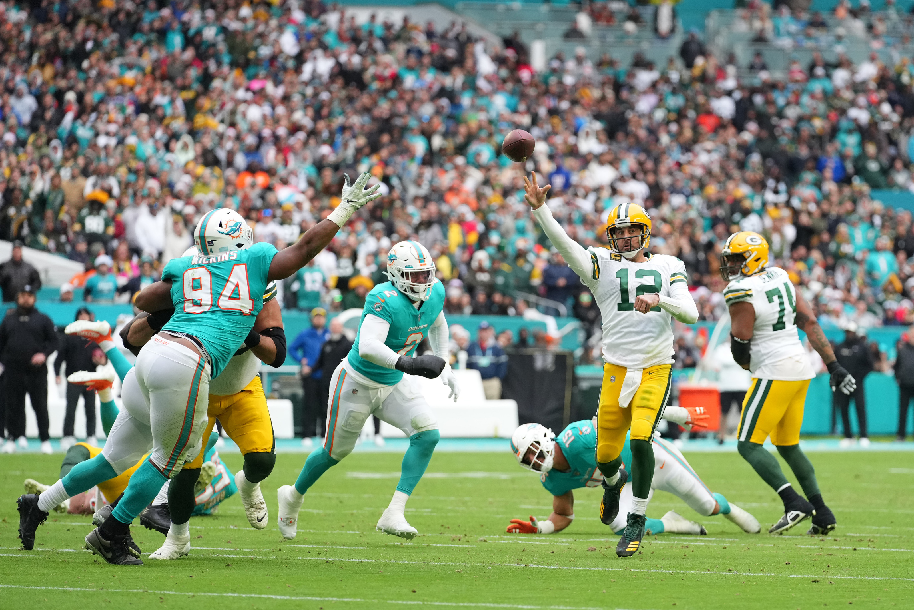Packers Aaron Rodgers capitalizes against blitz heavy Dolphins