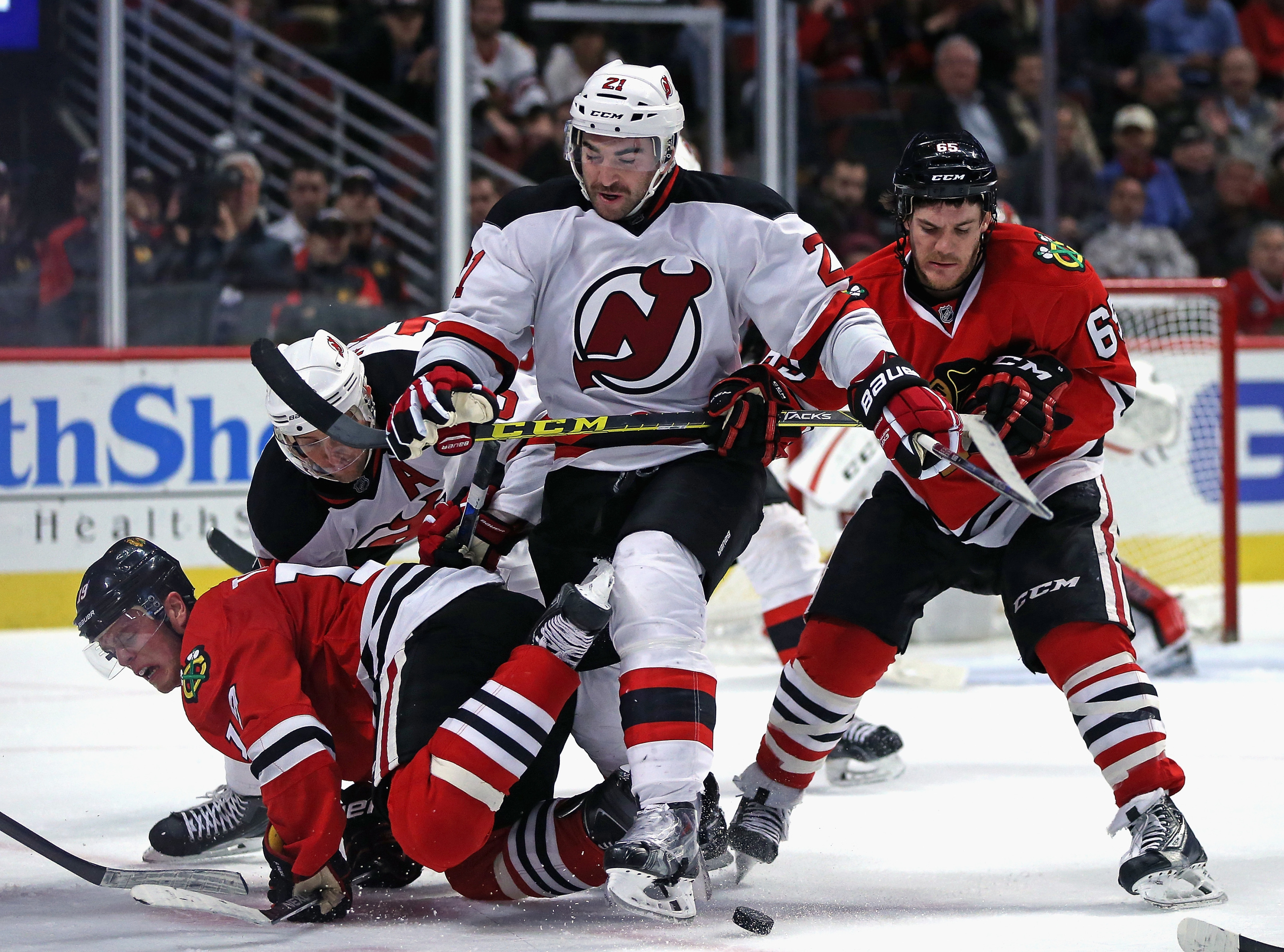 Devils beat lowly Blackhawks, move within 3 wins of crazy franchise record
