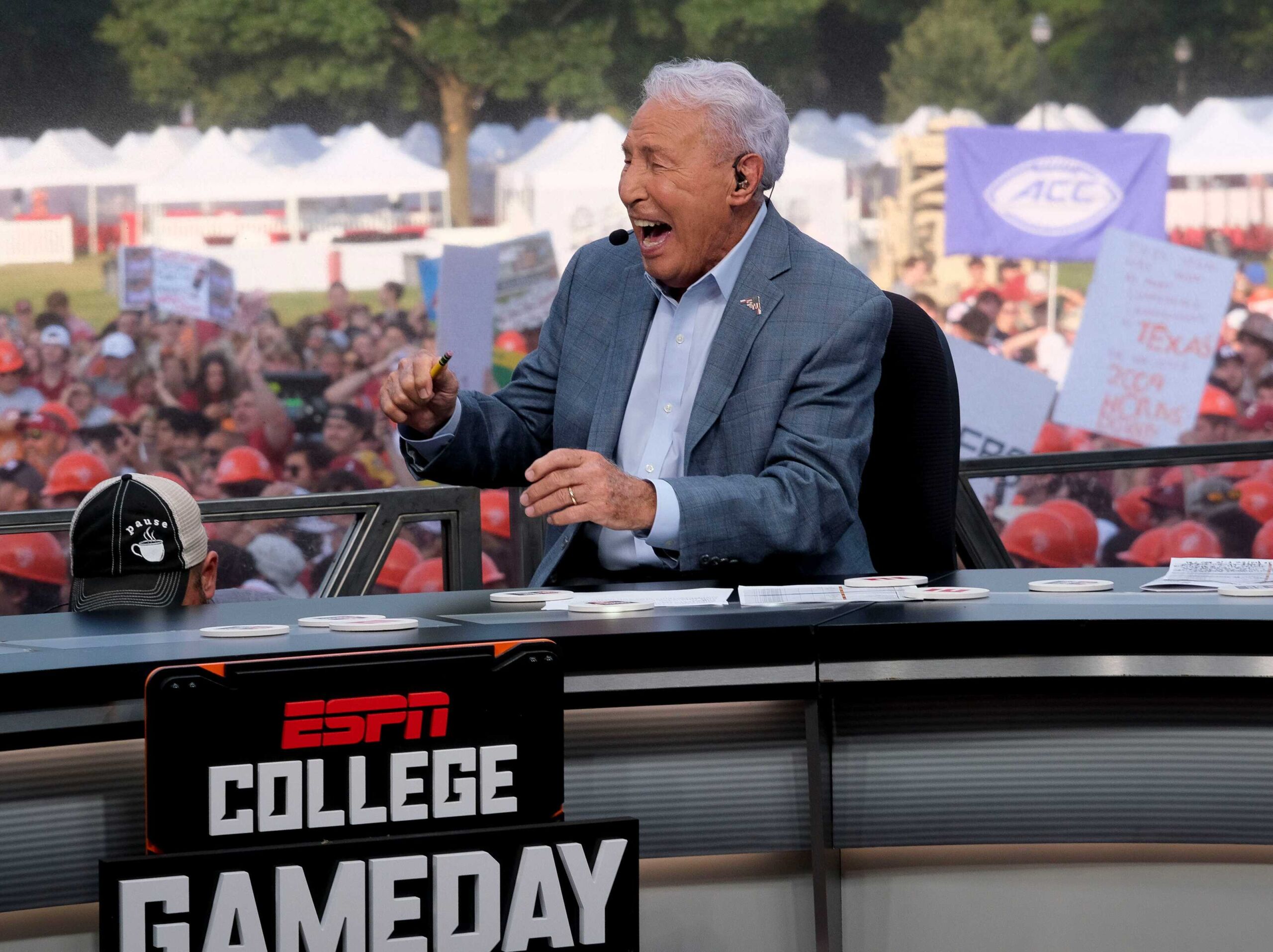Who did Lee Corso pick today? Week 2 College Gameday headgear choice