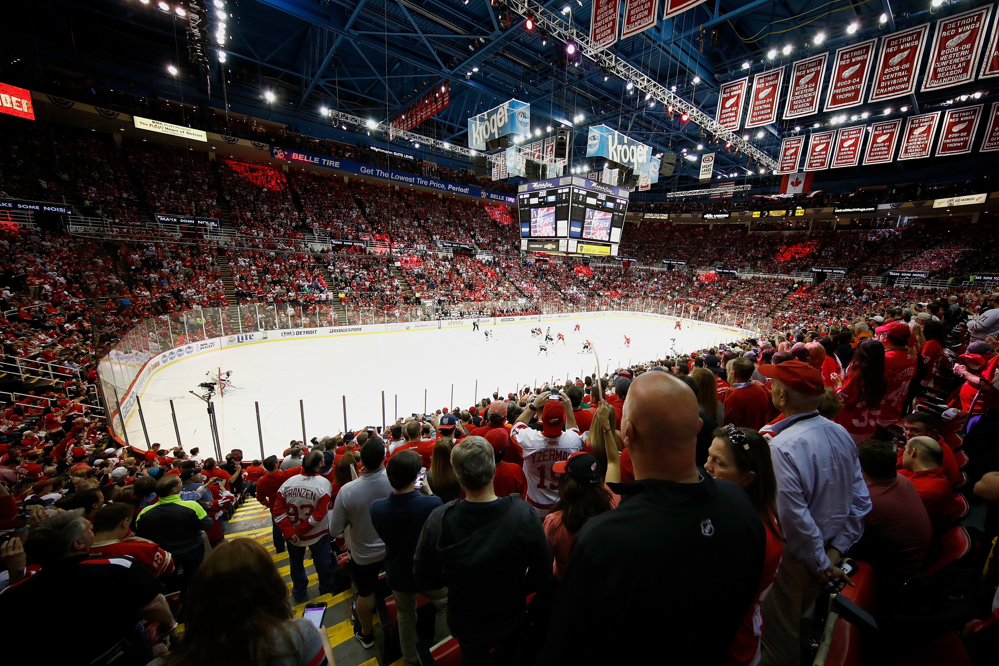 Tiny Red Wings fan wins over Joe Louis Arena crowd