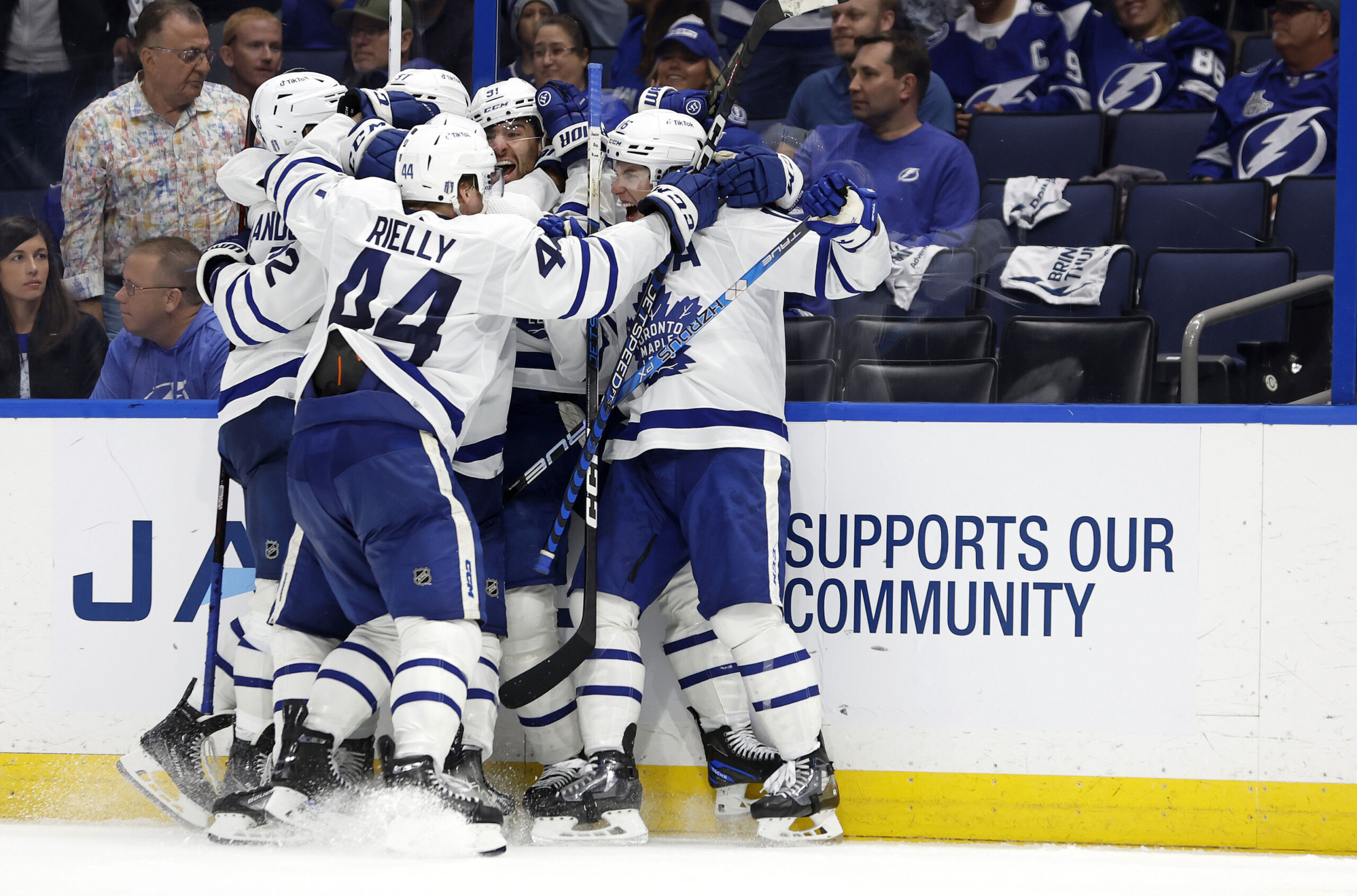 Hall and Oates out as Leafs change 'Dreams' goal song