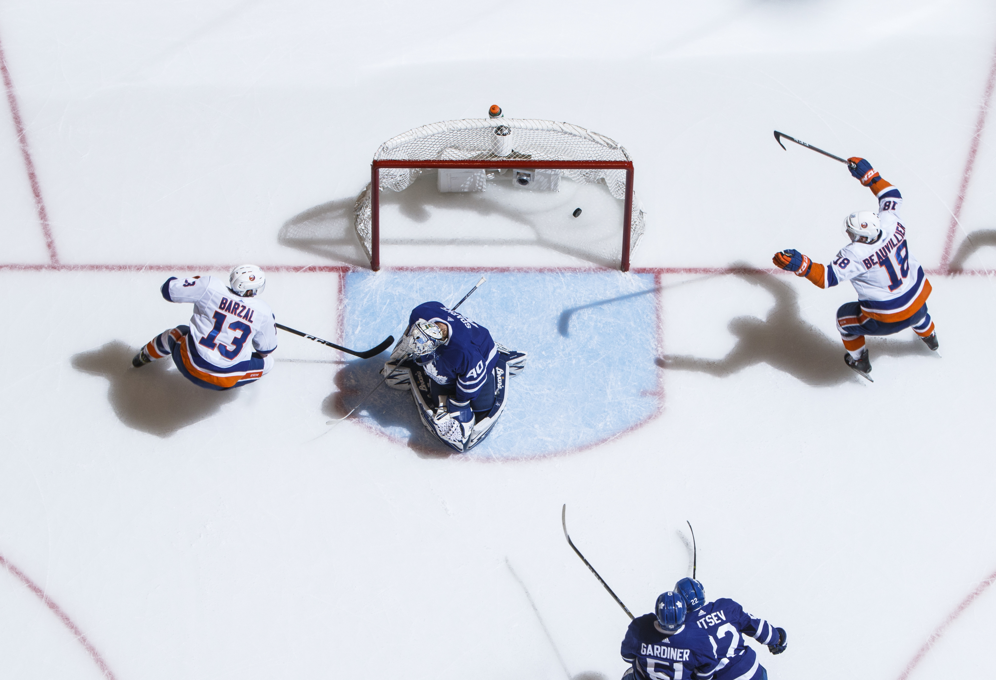 New York Islanders reacquire Matt Martin from Toronto Maple Leafs