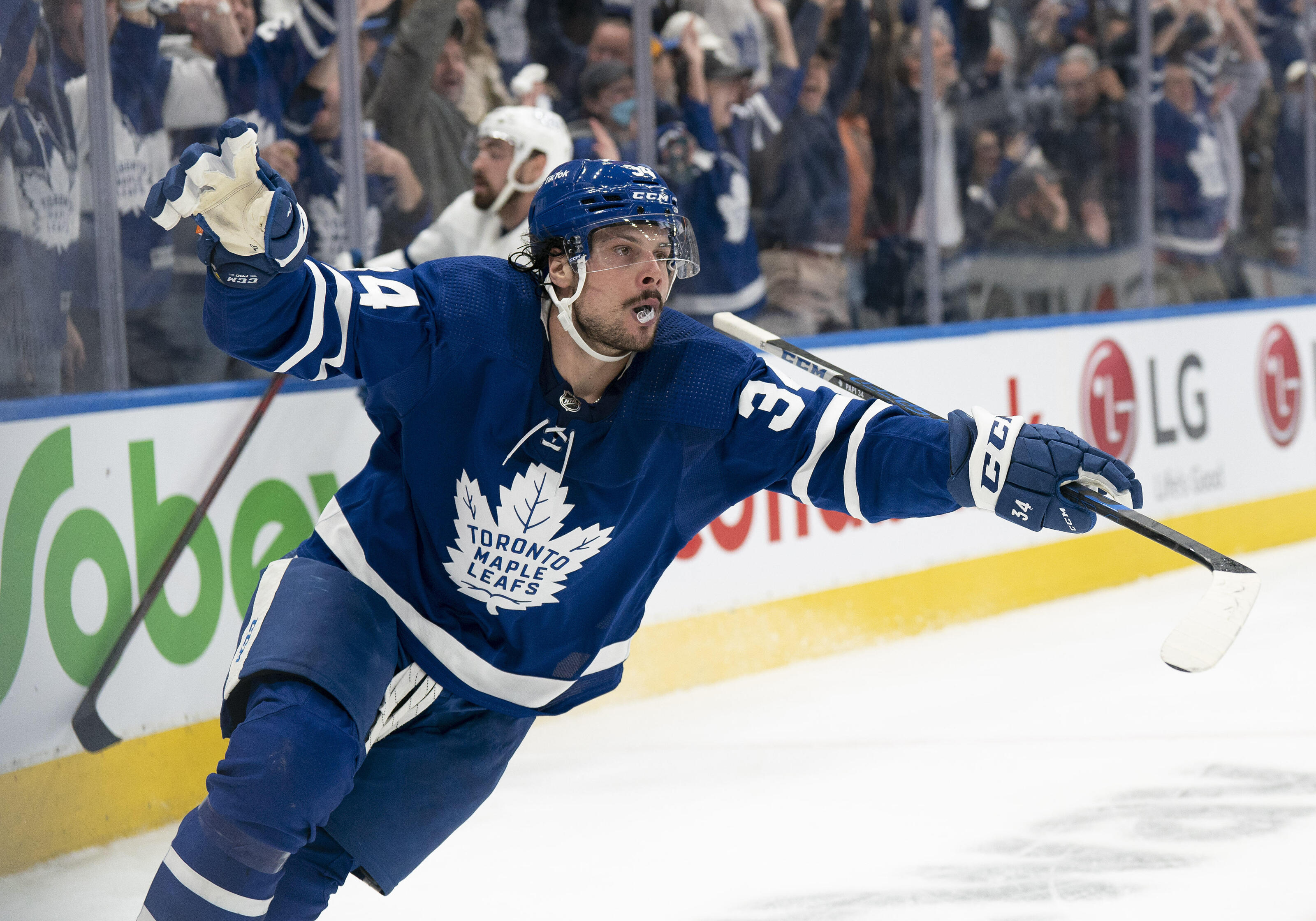 Toronto Maple Leafs centre Auston Matthews (34) skates between Los