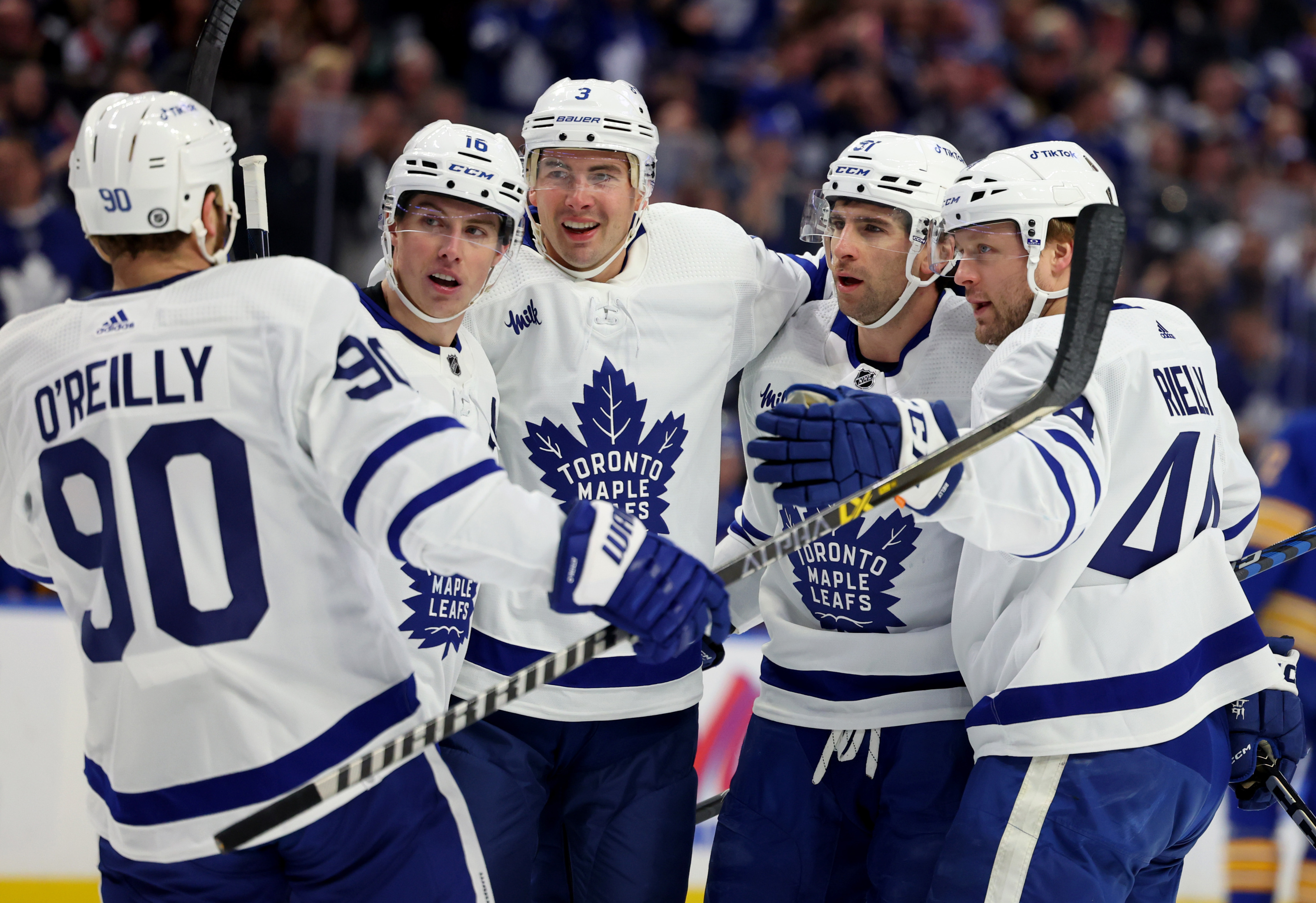 Point has 2 goals, Lightning beat Maple Leafs 7-3 in Game 1