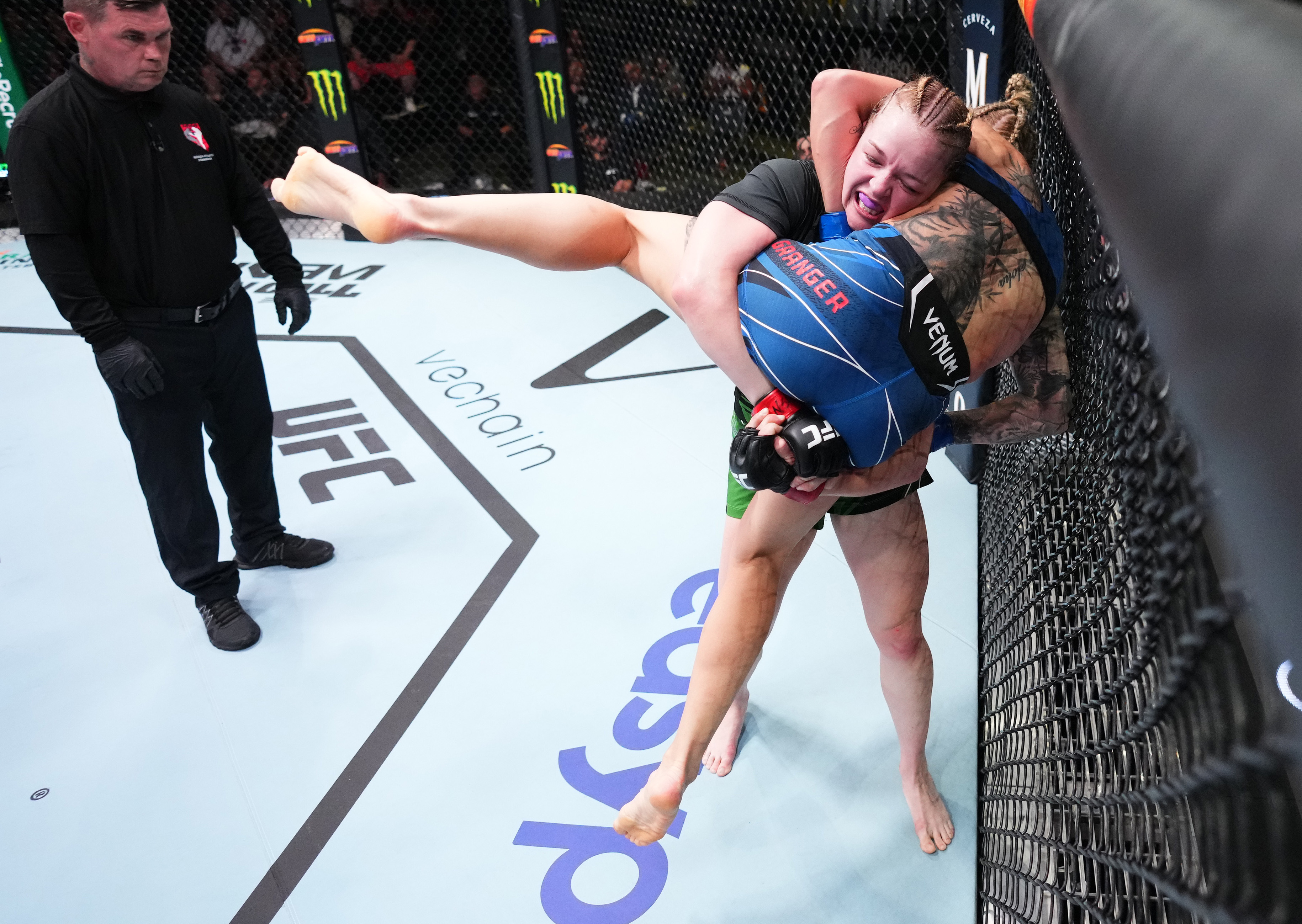 UFC Vegas 59: Cory McKenna makes history Von Flue choke