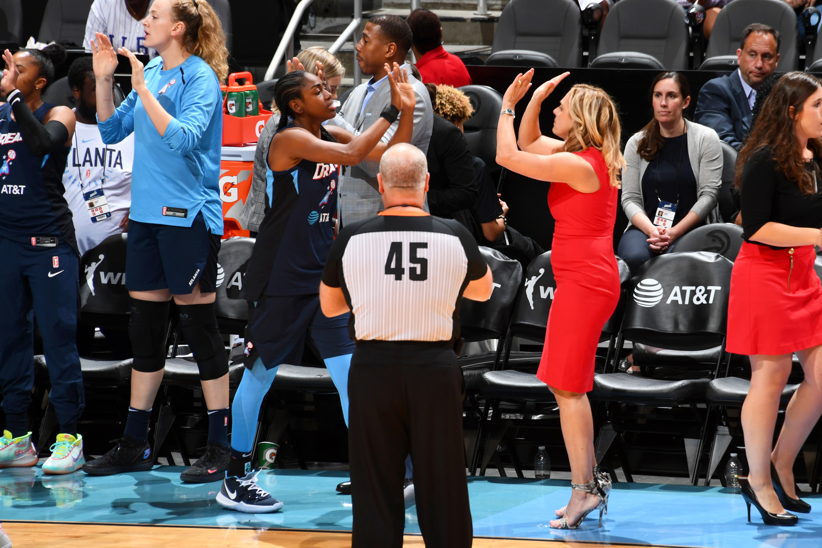 WNBA - The Atlanta Dream tie it up, 1-1! 👏 Alex Bentley