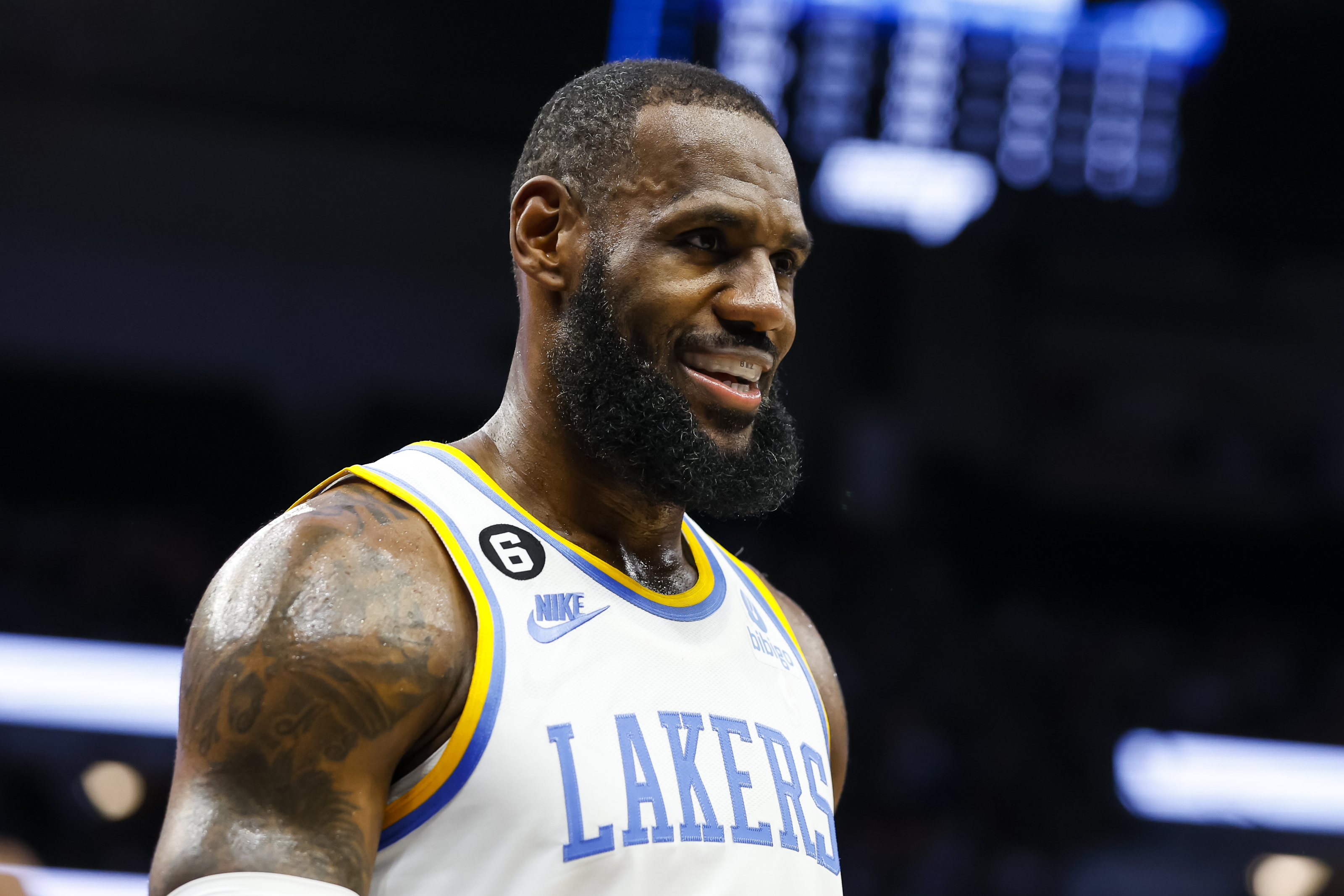 LeBron James sends not so subtle message to Lakers during live stream