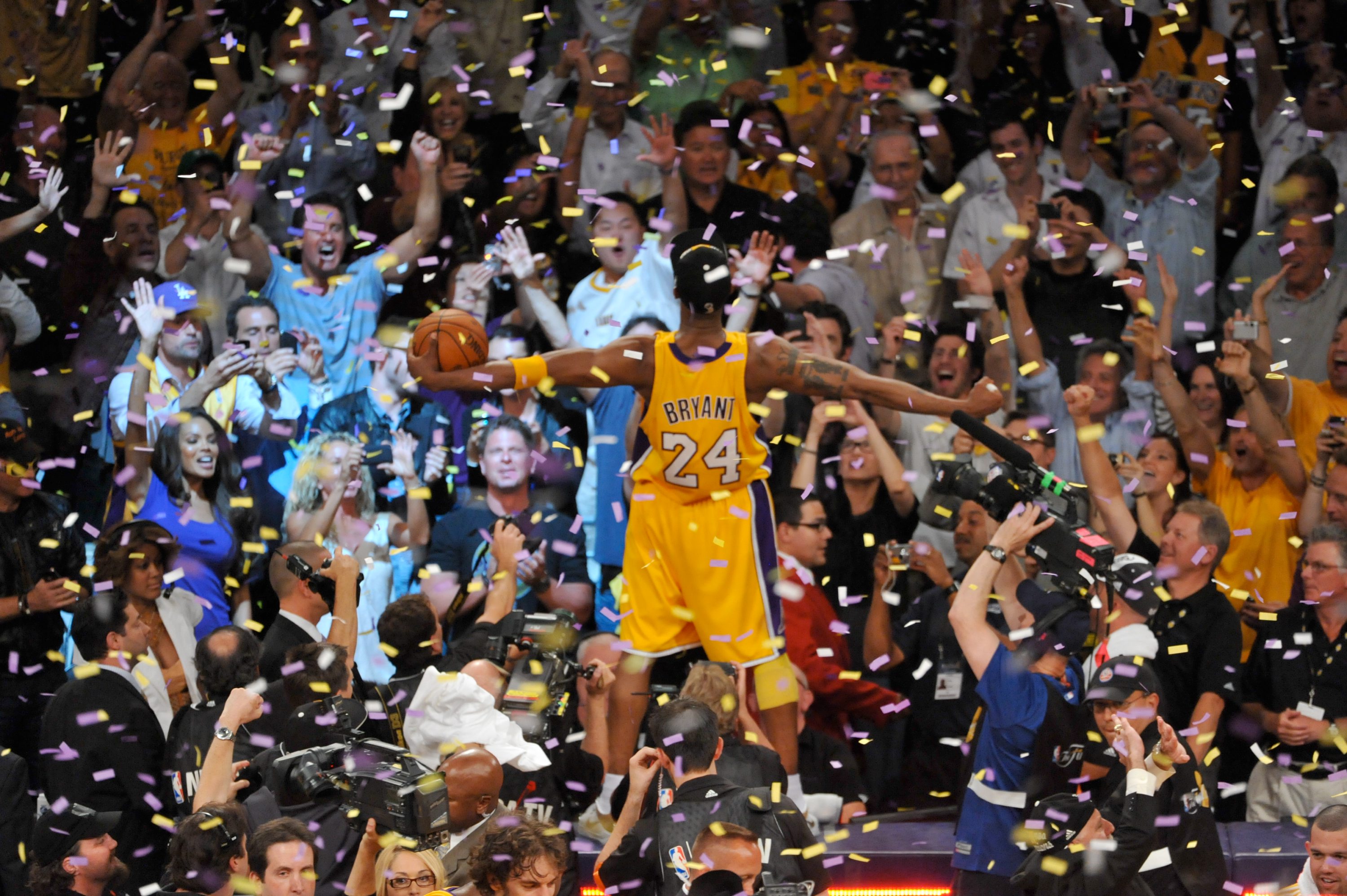 Los Angeles Lakers retire Kobe Bryant's No8 and No24 jerseys in NBA first, Kobe Bryant