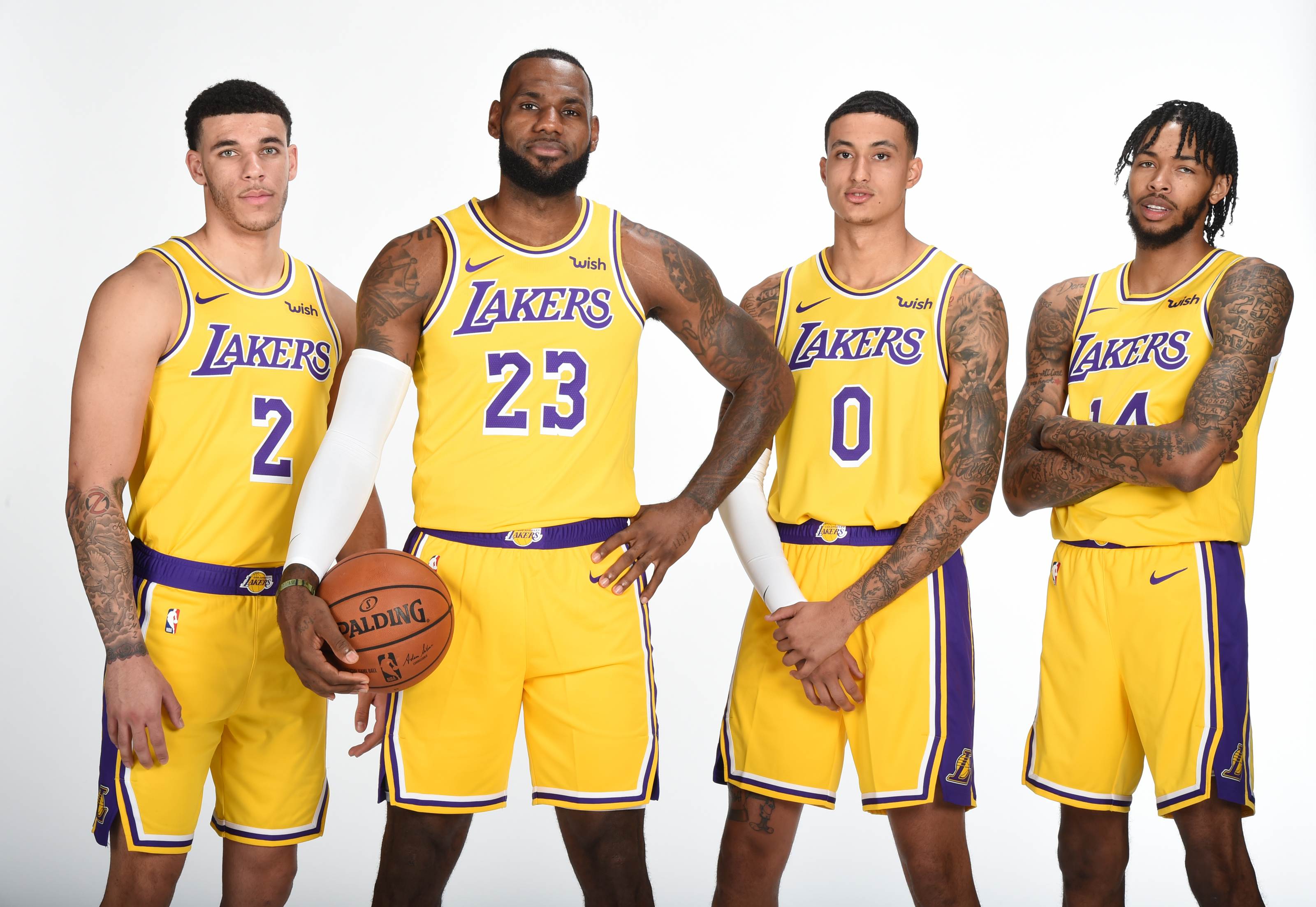 Лейкерс расписание матчей. Команда Lakers. Баскетбольная команда Лейкерс. Баскетбольная команда Лос Анджелес. Lakers 13 номер.