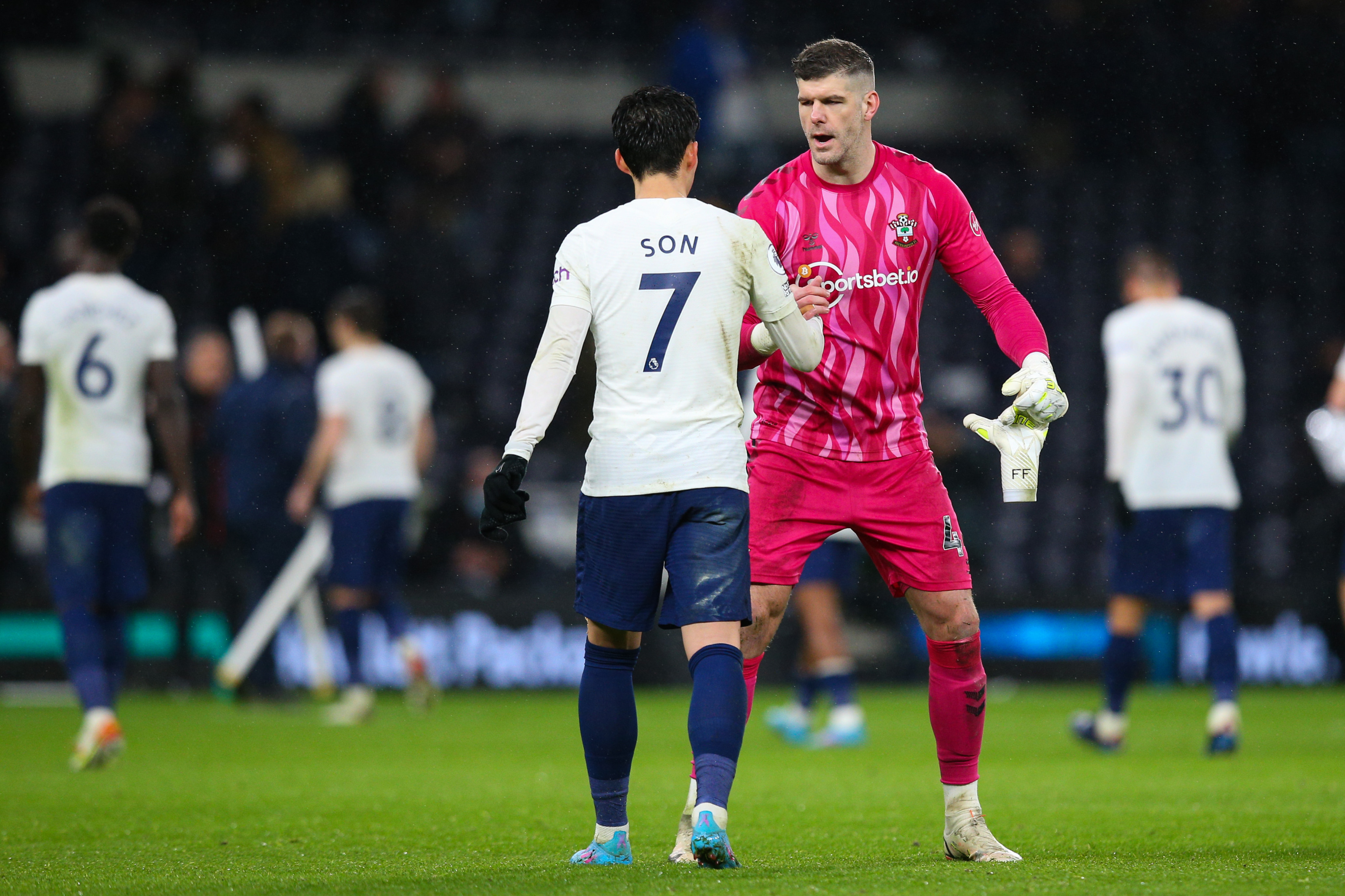 Tottenham sign 'keeper Forster on free transfer from Southampton