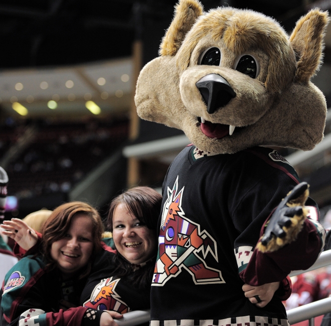 Arizona Coyotes - Howler brought his buddies to the rink