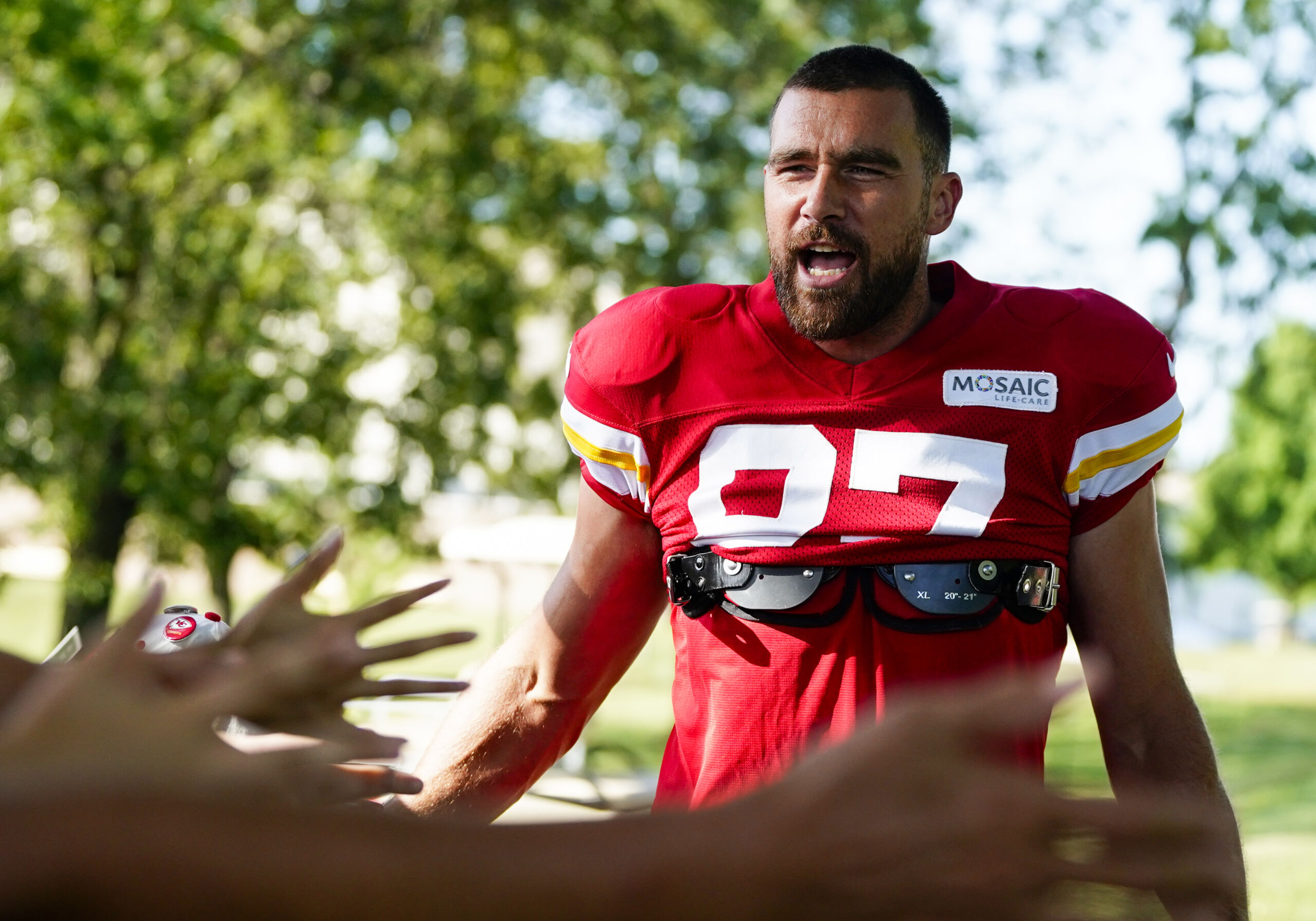 Chiefs optimistic that TE Travis Kelce will be back from knee