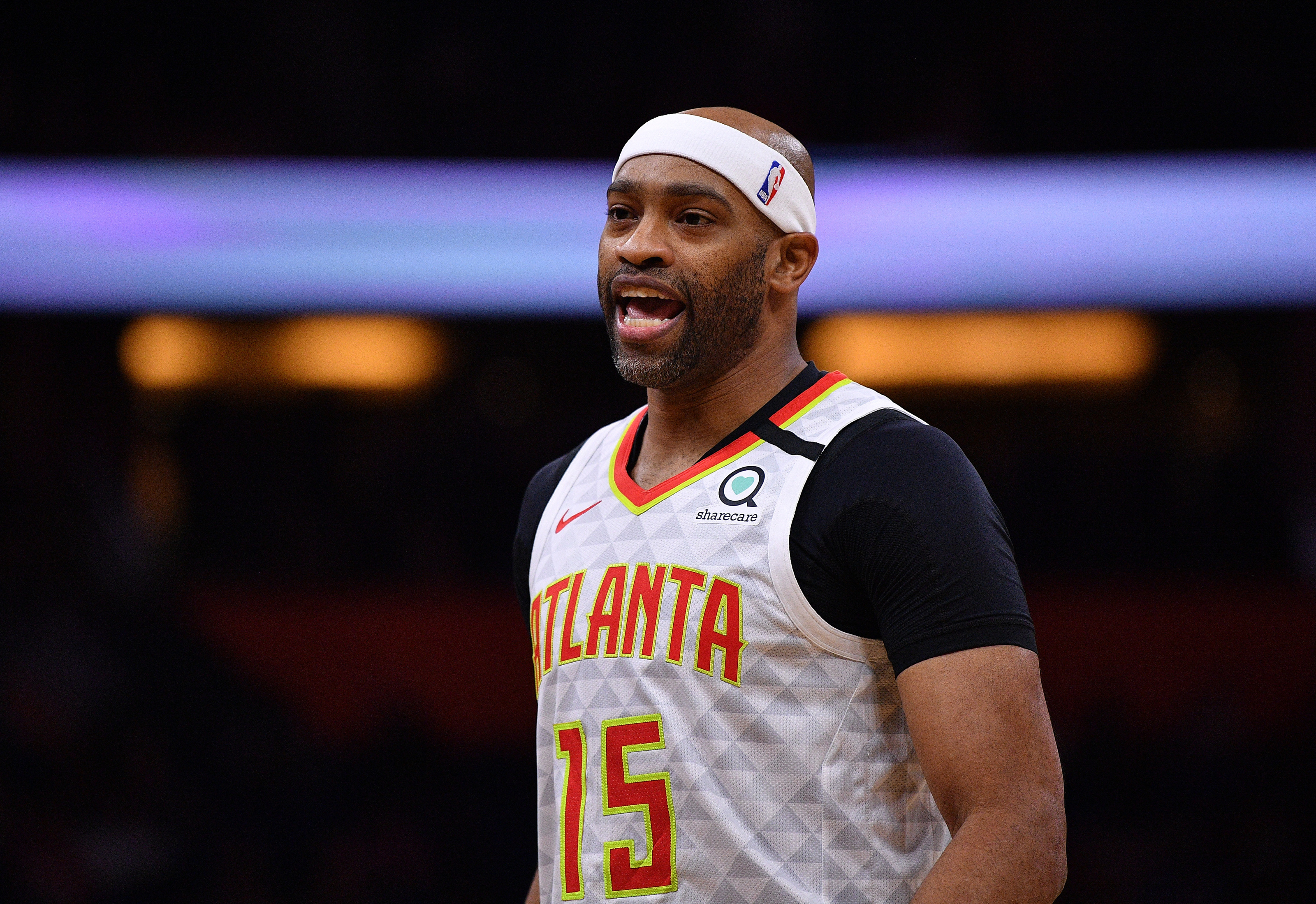 Vince Carter officially re-signs with Hawks for final season