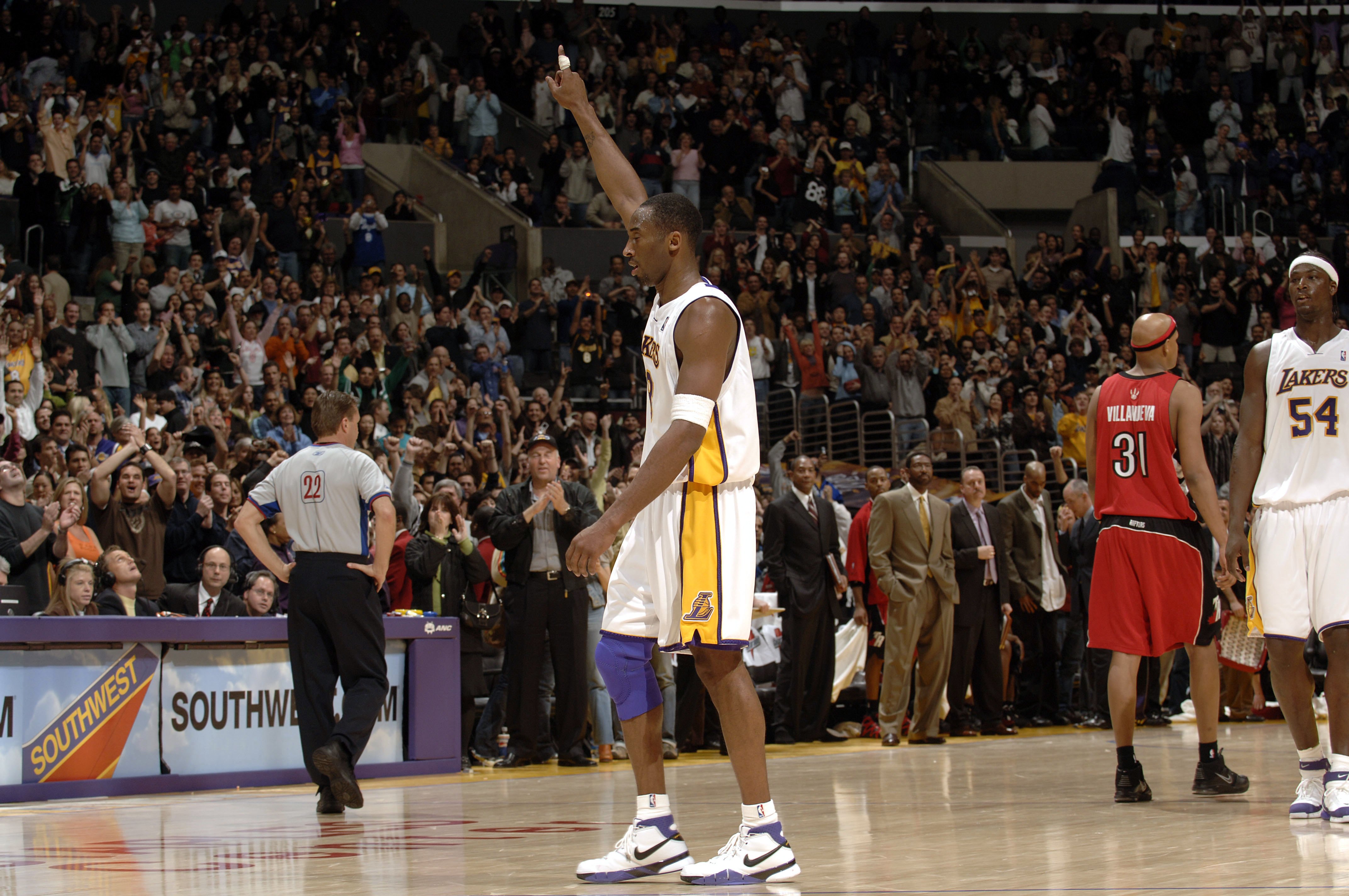 Top 5 iconic moments of Kobe Bryant's illustrious 20-year career