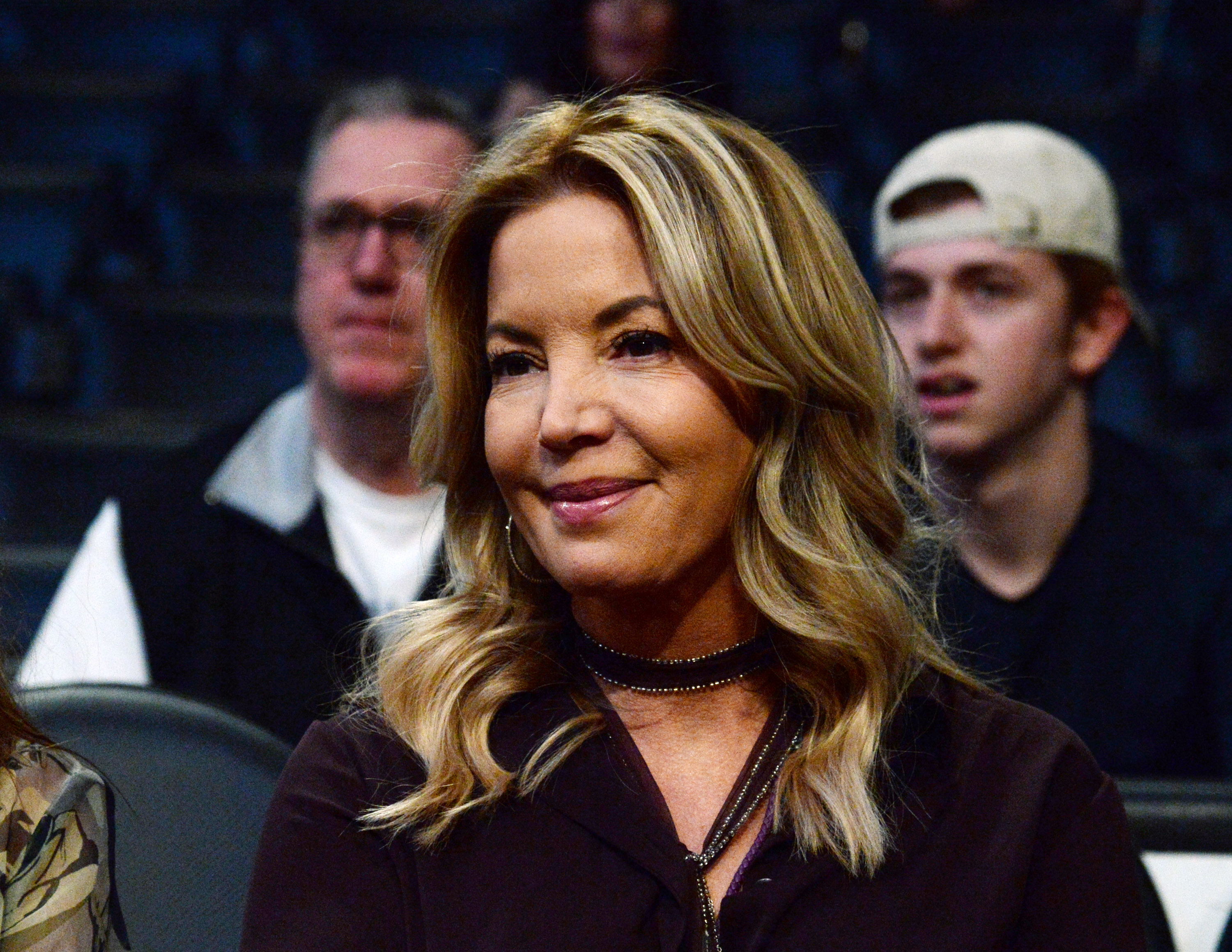 Agreement puts Jeanie Buss in control of Lakers for life