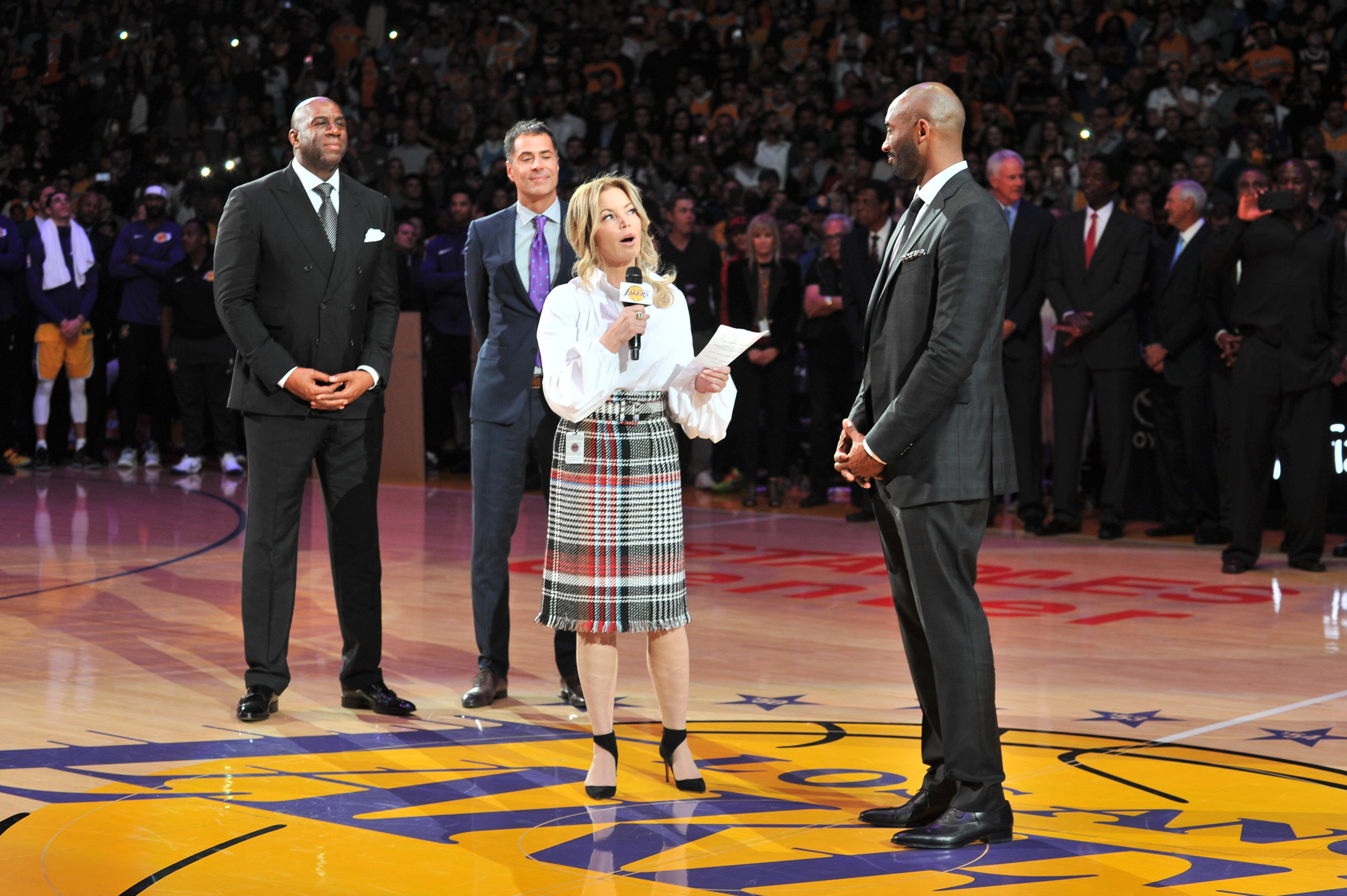 Los Angeles Lakers to retire Kobe Bryant's jersey on Dec. 18