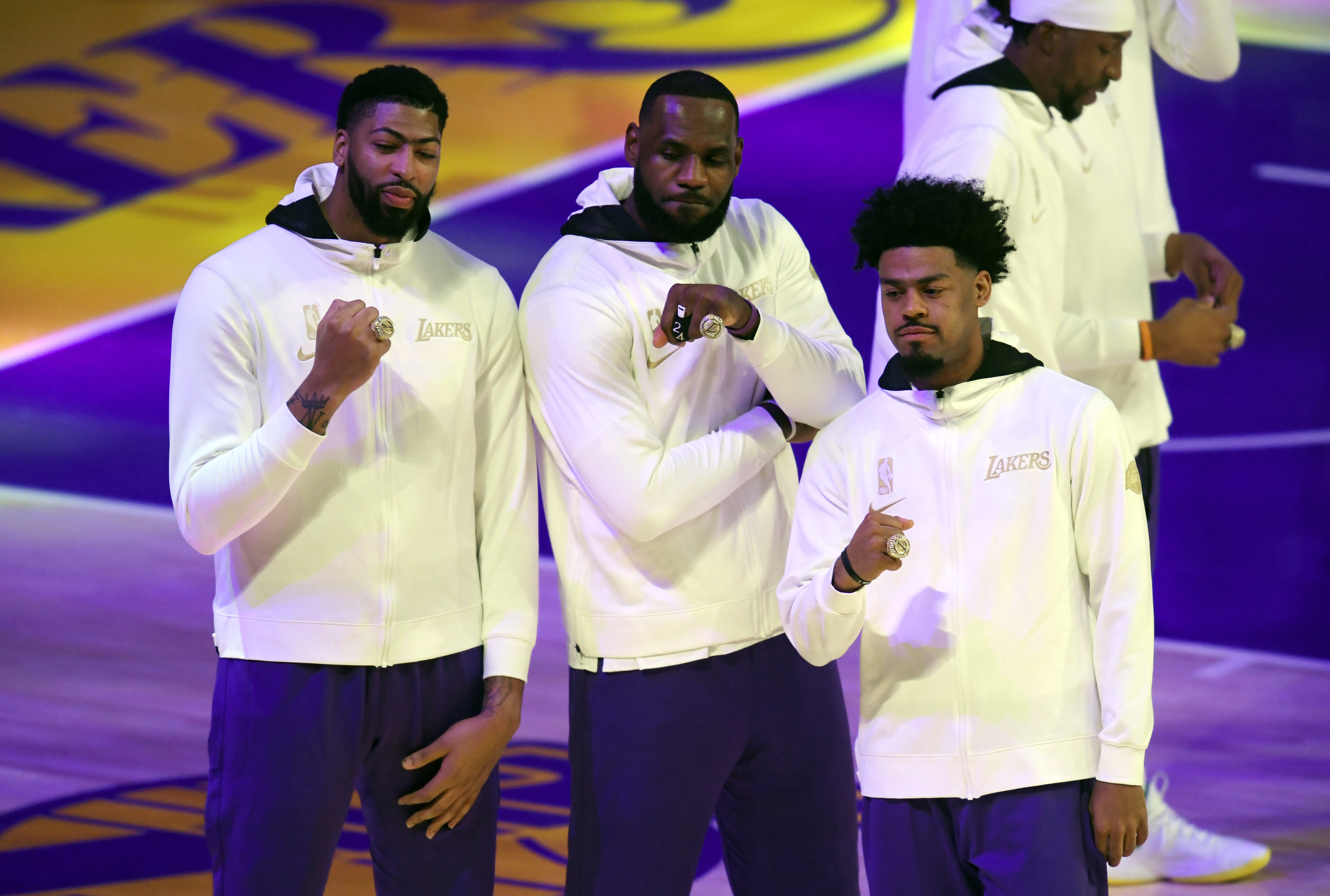 Lakers-Clippers live updates: Ring night at Staples Center