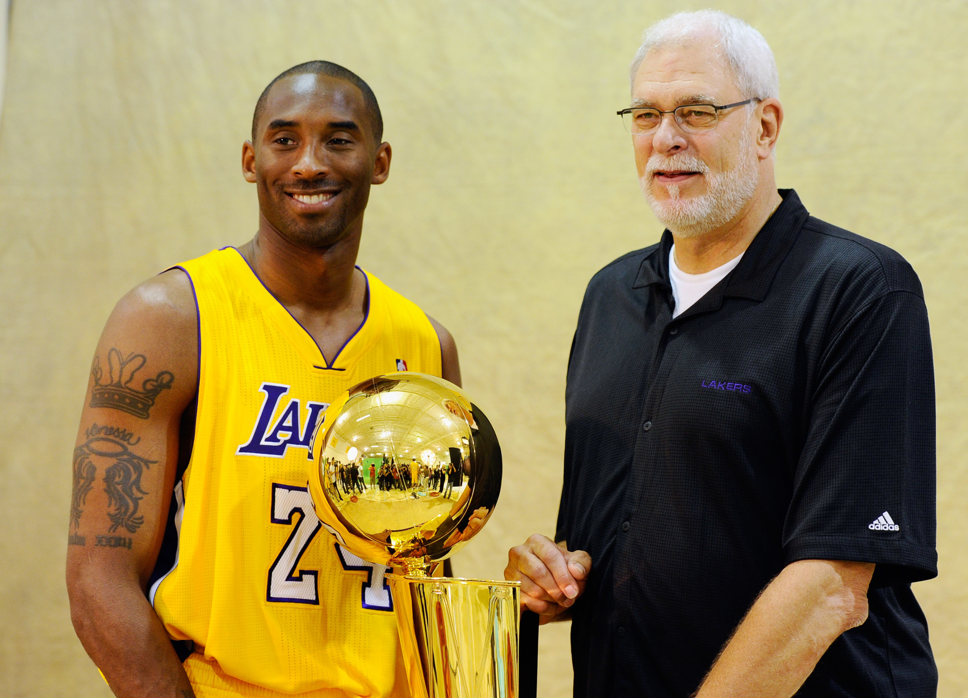 Kobe Bryant of the Los Angeles Lakers holds the Larry O'Brian trophy  News Photo - Getty Images