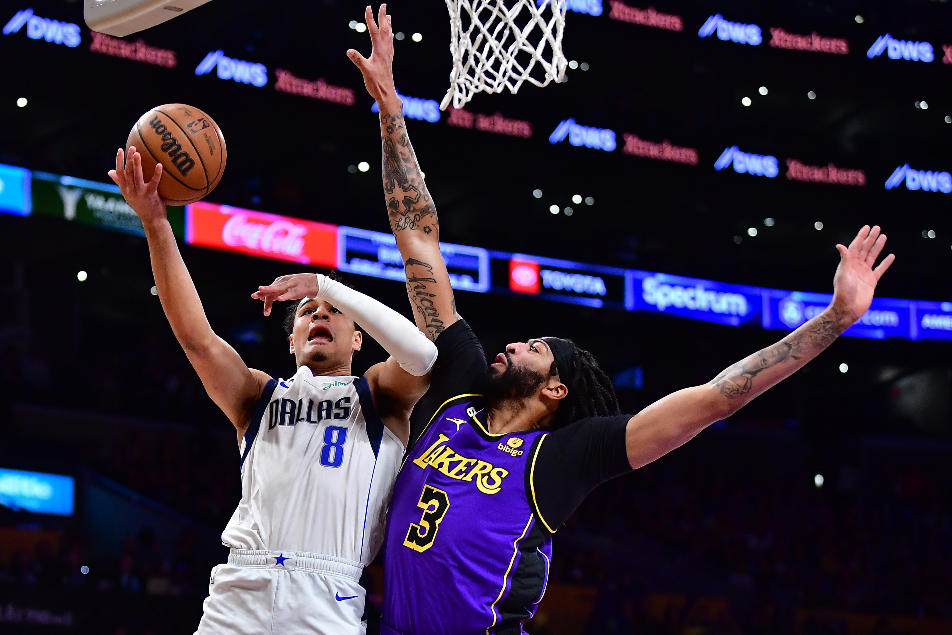 Lakers give away a lead in Christmas Day loss to Mavericks