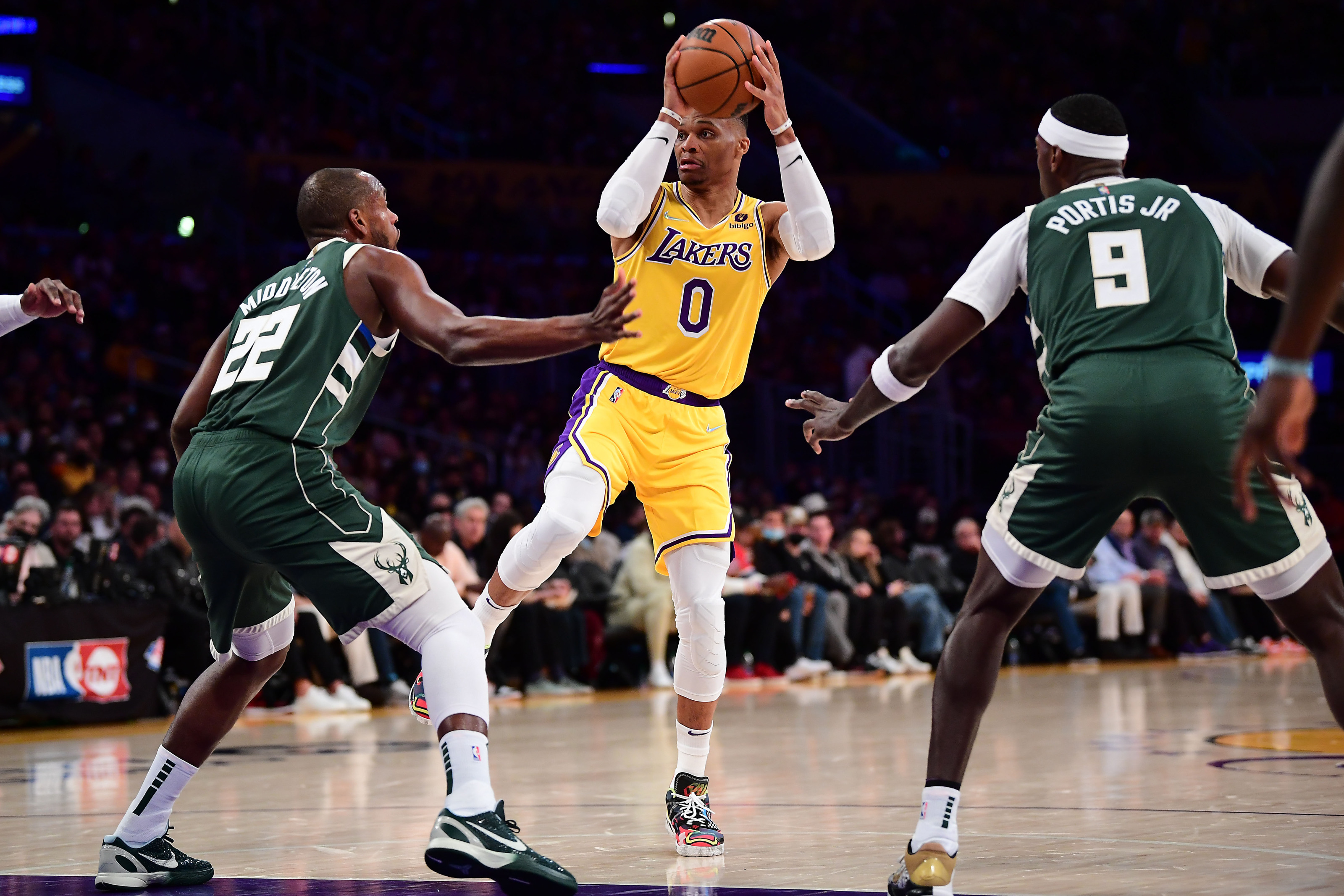 Giannis Antetokounmpo scores 44 to lead Bucks past Lakers, 131-116