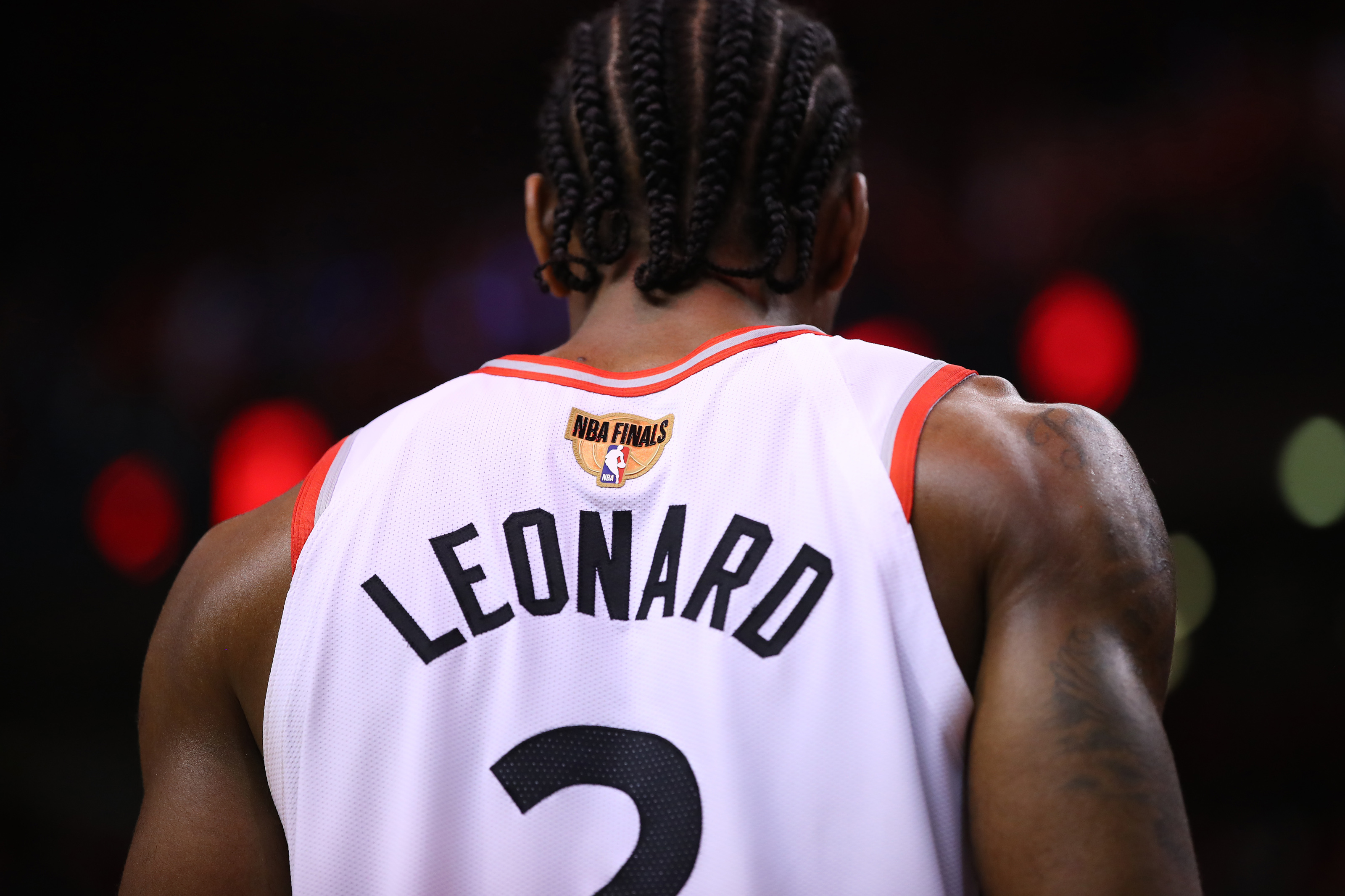 Leonard leads Clippers past Raptors in first game vs old team