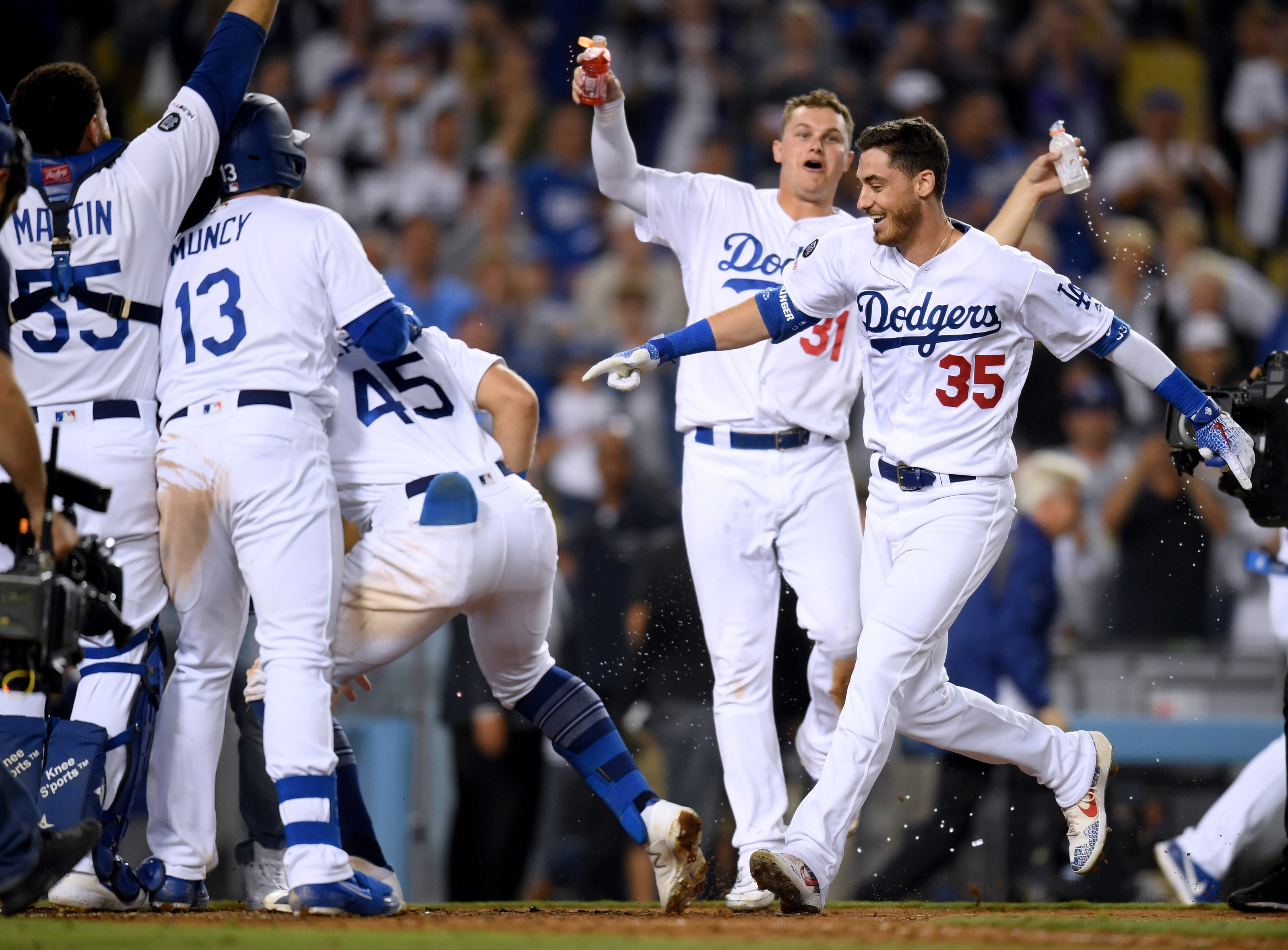 Los Angeles Dodgers: Going for walk-off number six in a row
