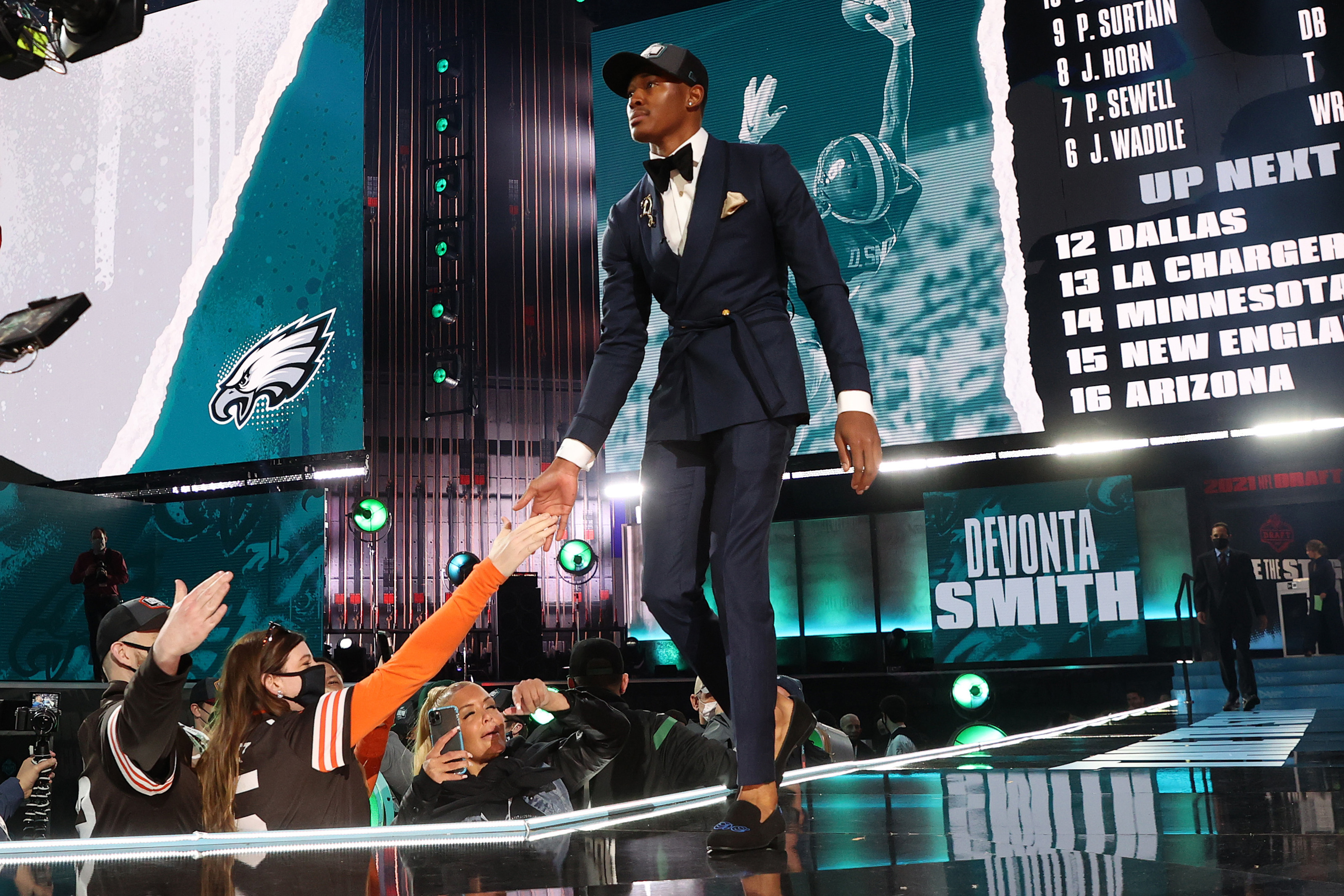 2021 NFL Draft: Philadelphia Eagles trade up, select DeVonta Smith