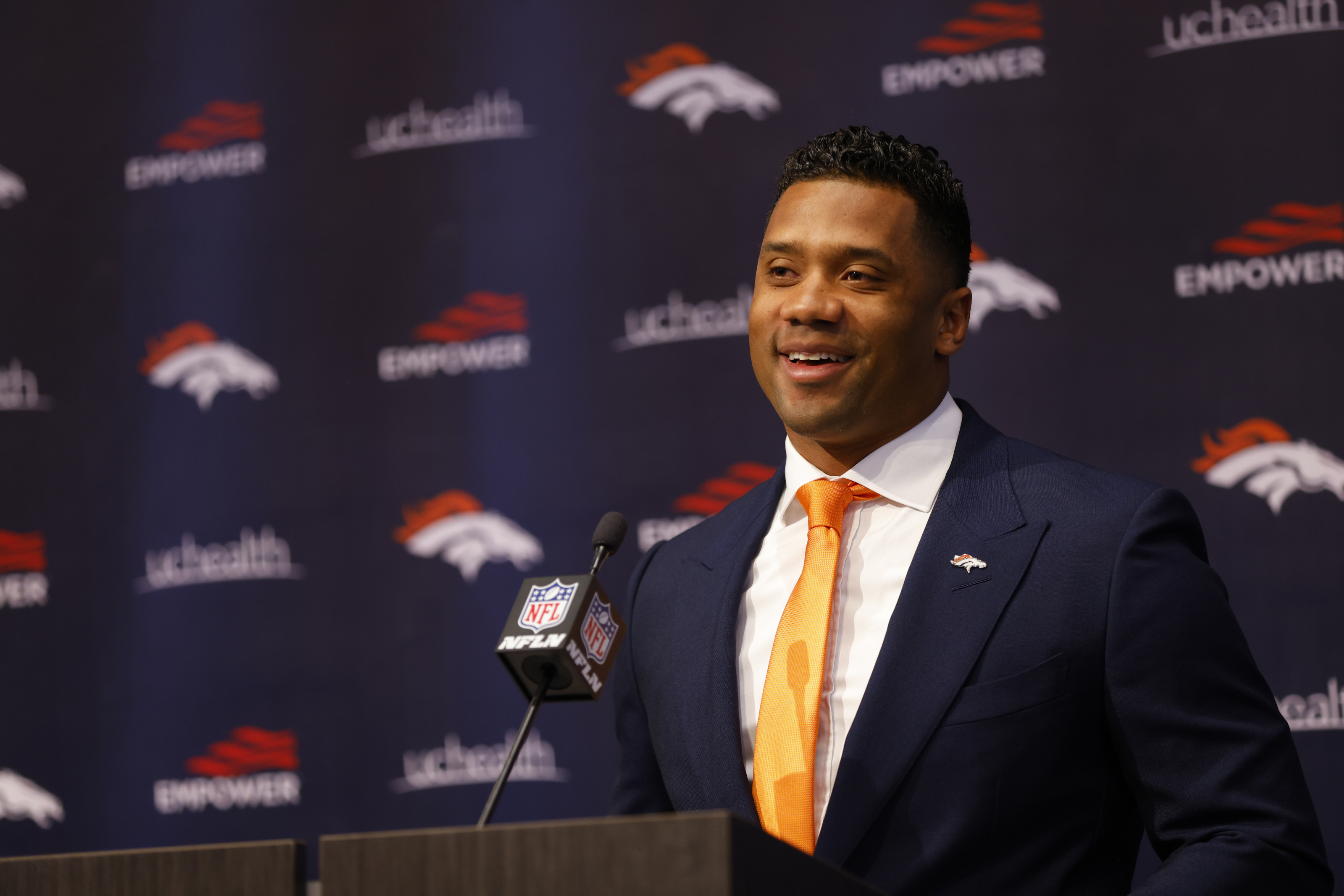 Mile High Morning: Peyton Manning, Russell Wilson suit up in